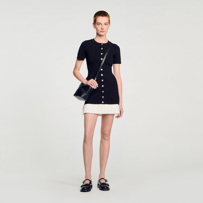 Kurzes Strickkleid mit Volant