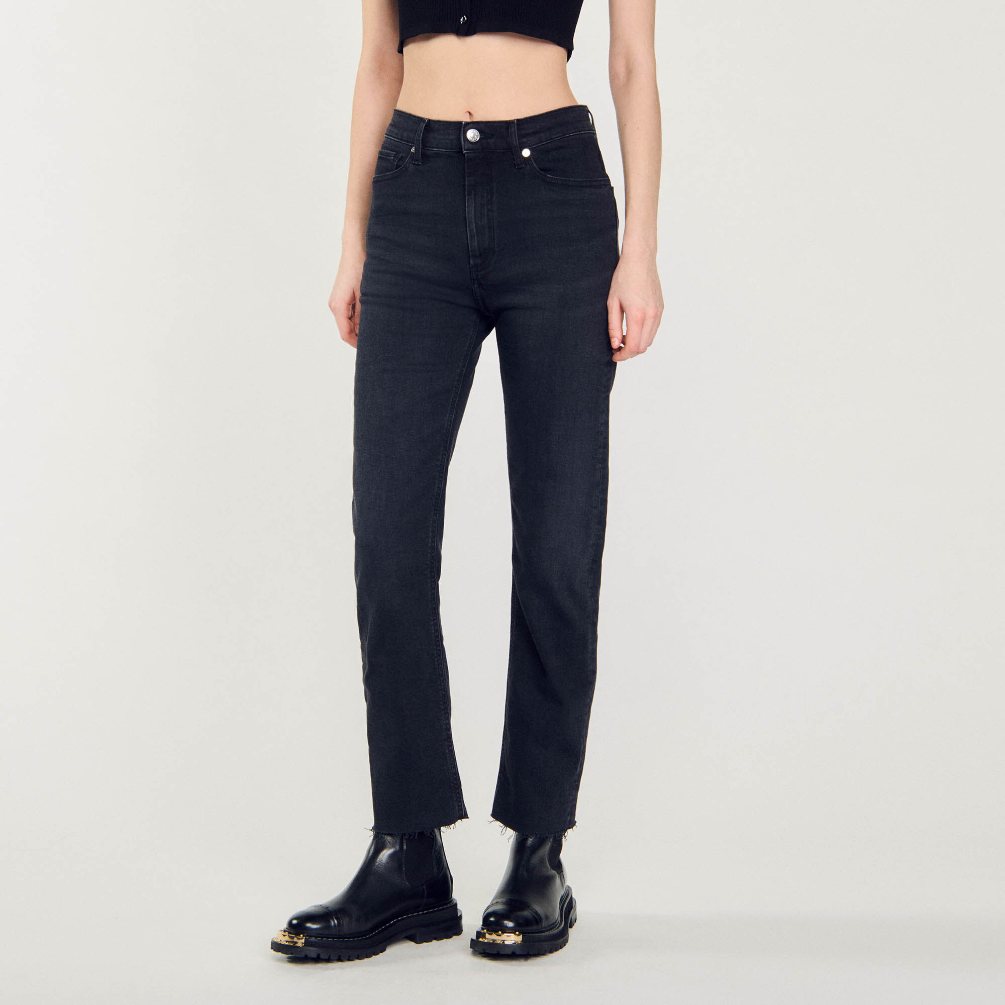 Straight-cut jeans with raw edges