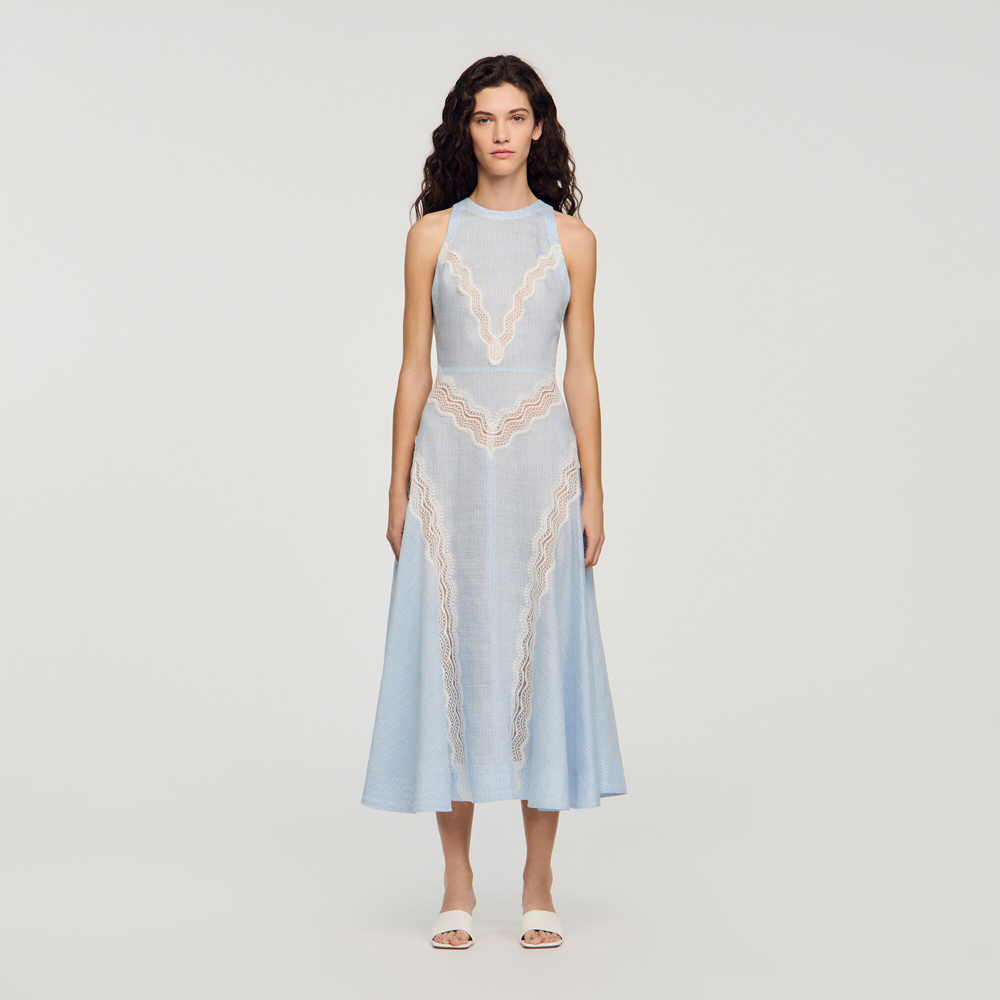 Robe longue &agrave; d&eacute;tails dentelle