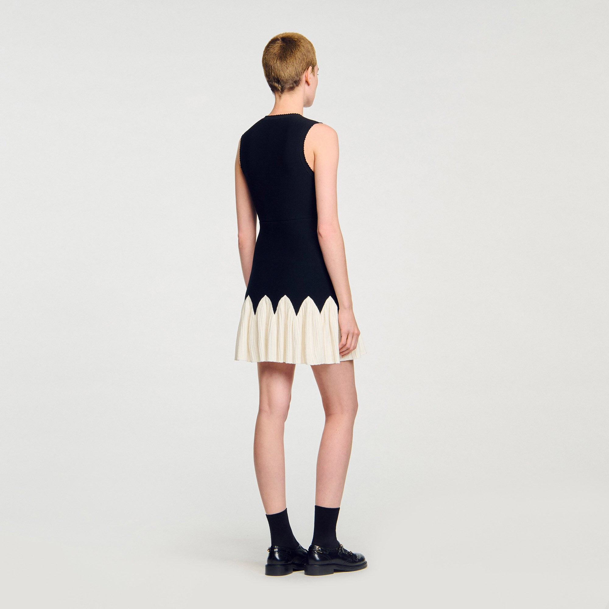Kurzes zweifarbiges Strickkleid