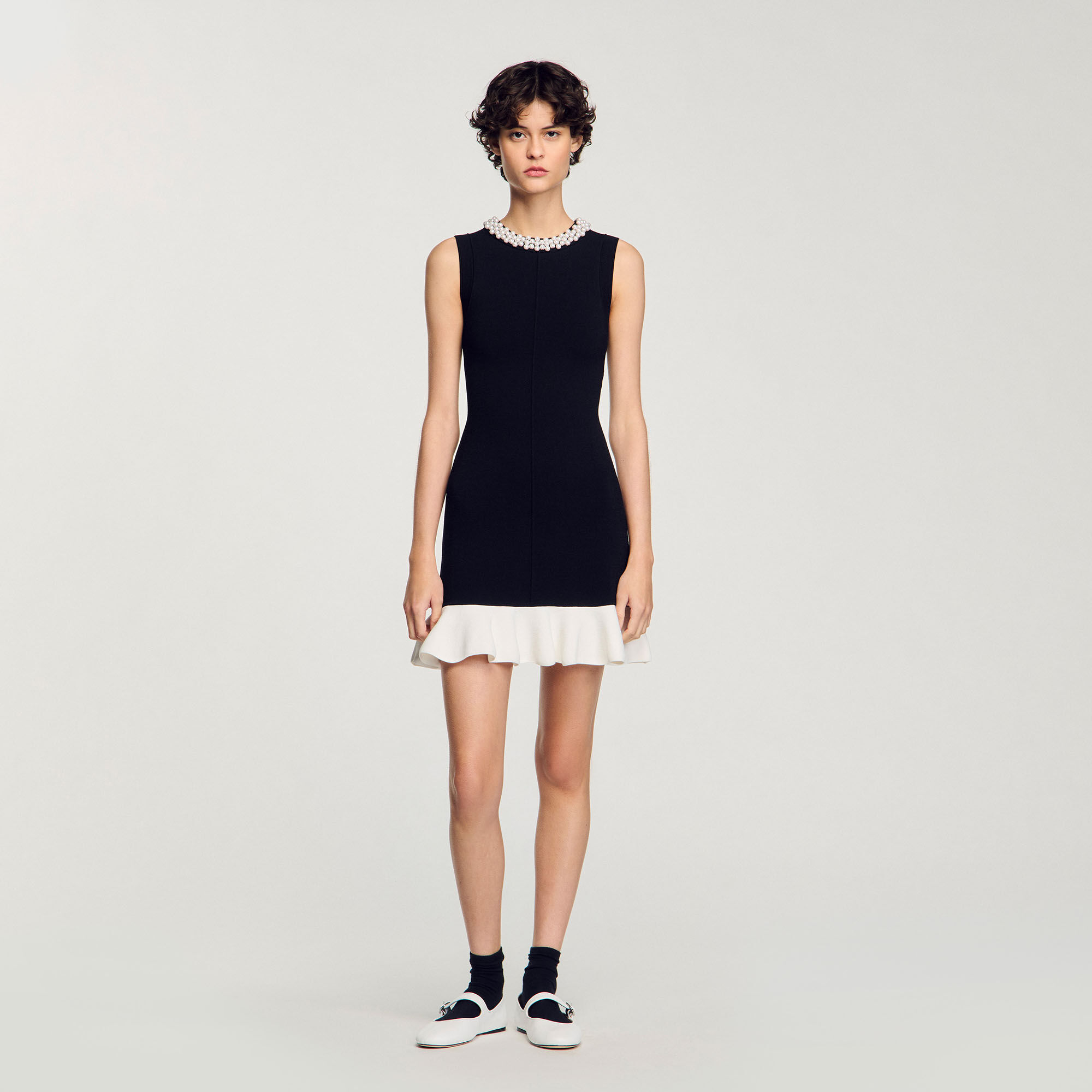 Kurzes Strickkleid mit Perlenkragen