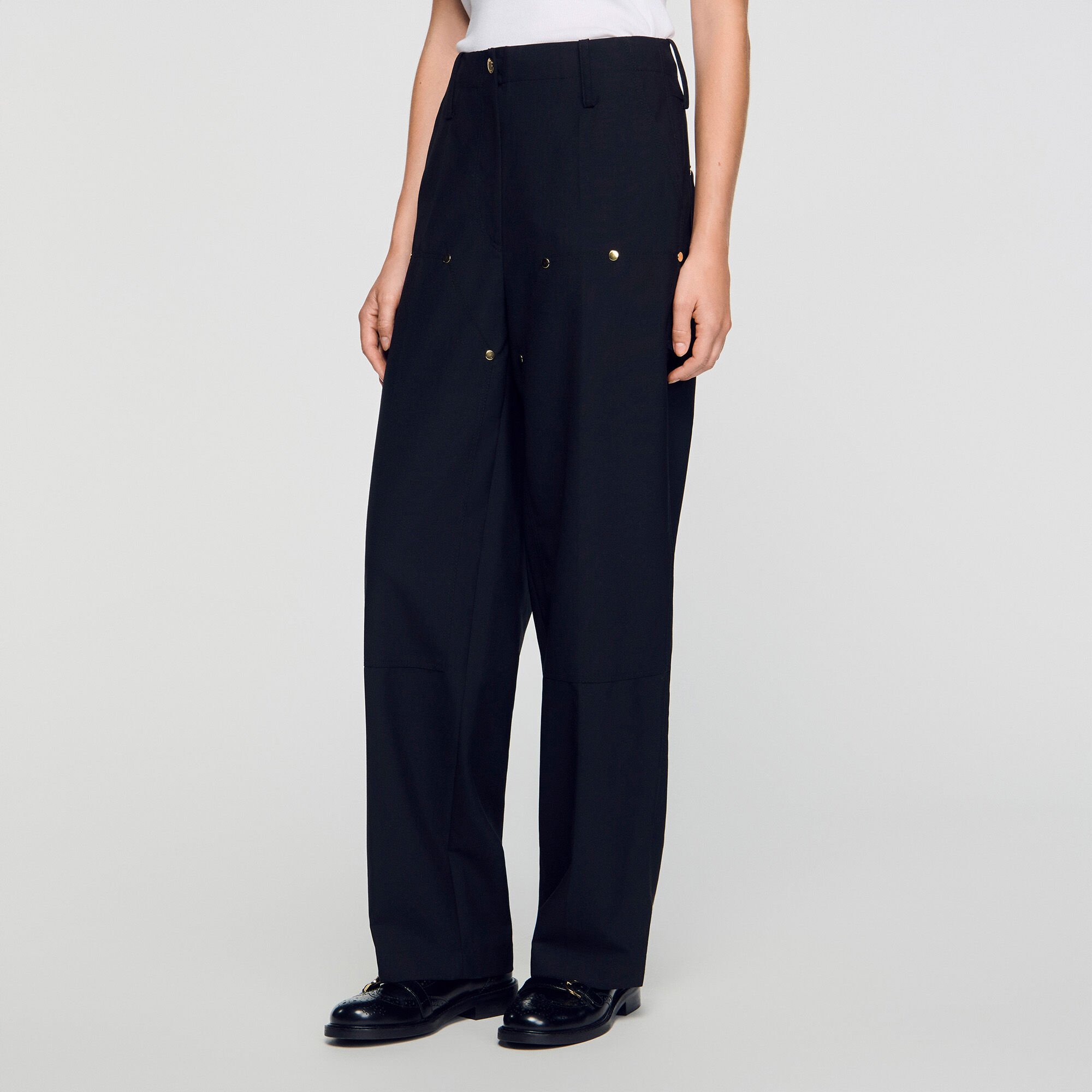 Fließende Hose mit Nieten