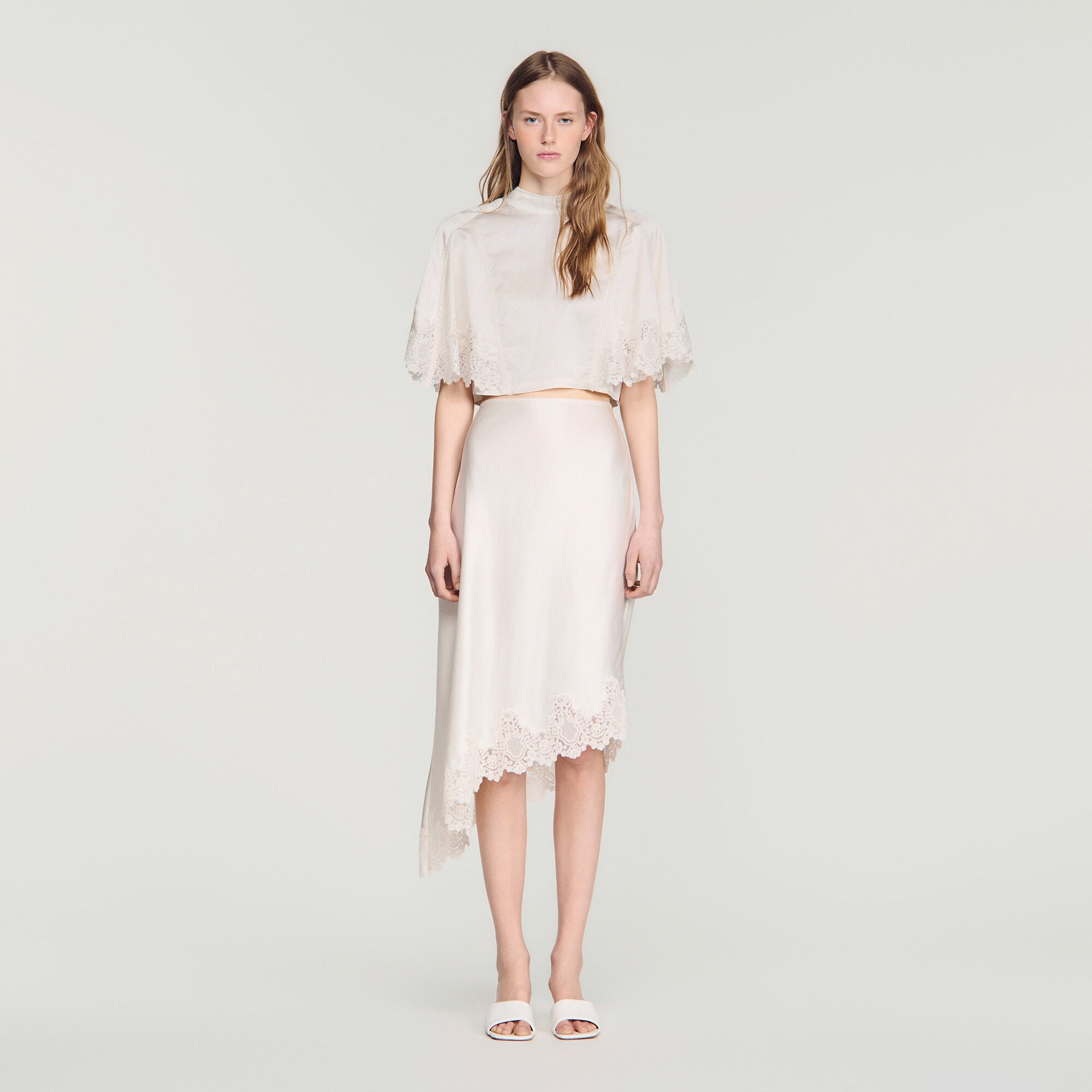 Asymmetrischer Satinrock mit Spitze