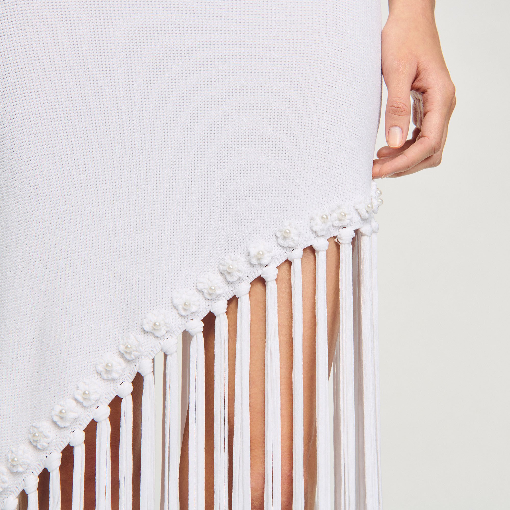 Langes Kleid mit Häkeldetails