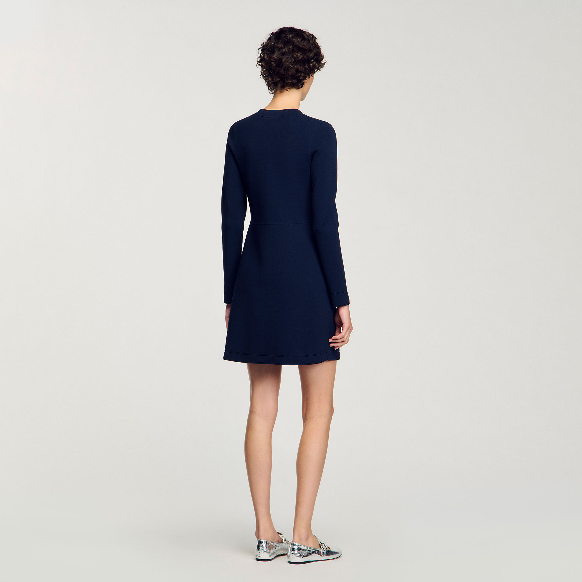 Kurzes geknöpftes Strickkleid