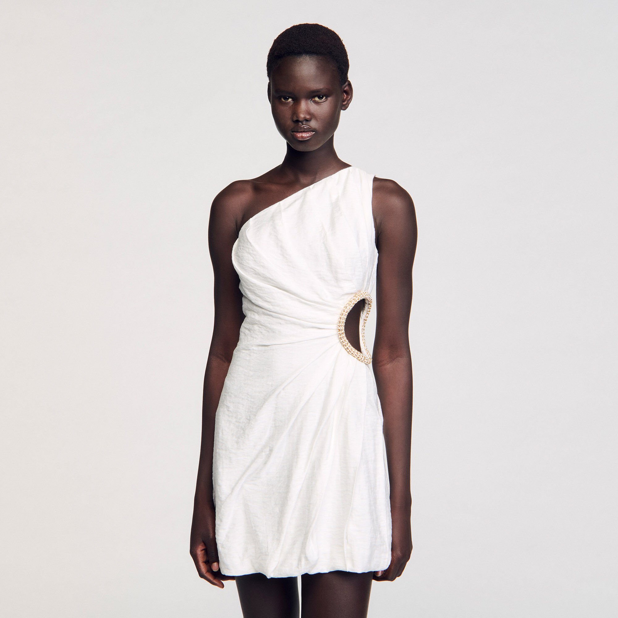 Kurzes asymmetrisches Kleid