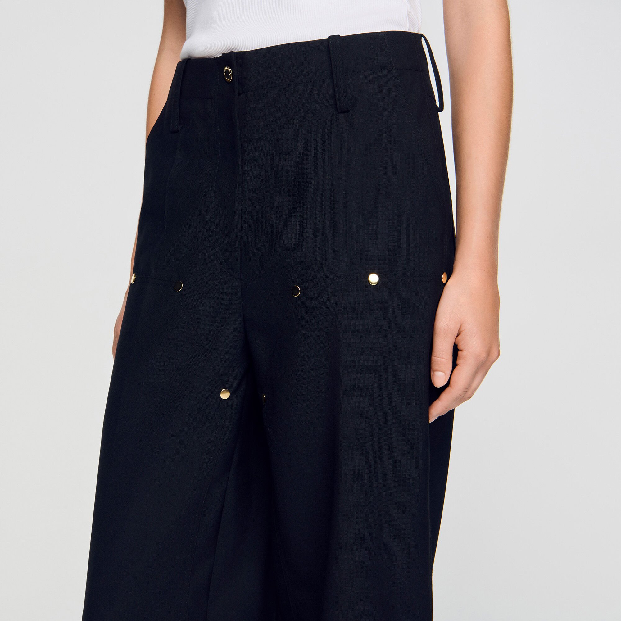 Fließende Hose mit Nieten
