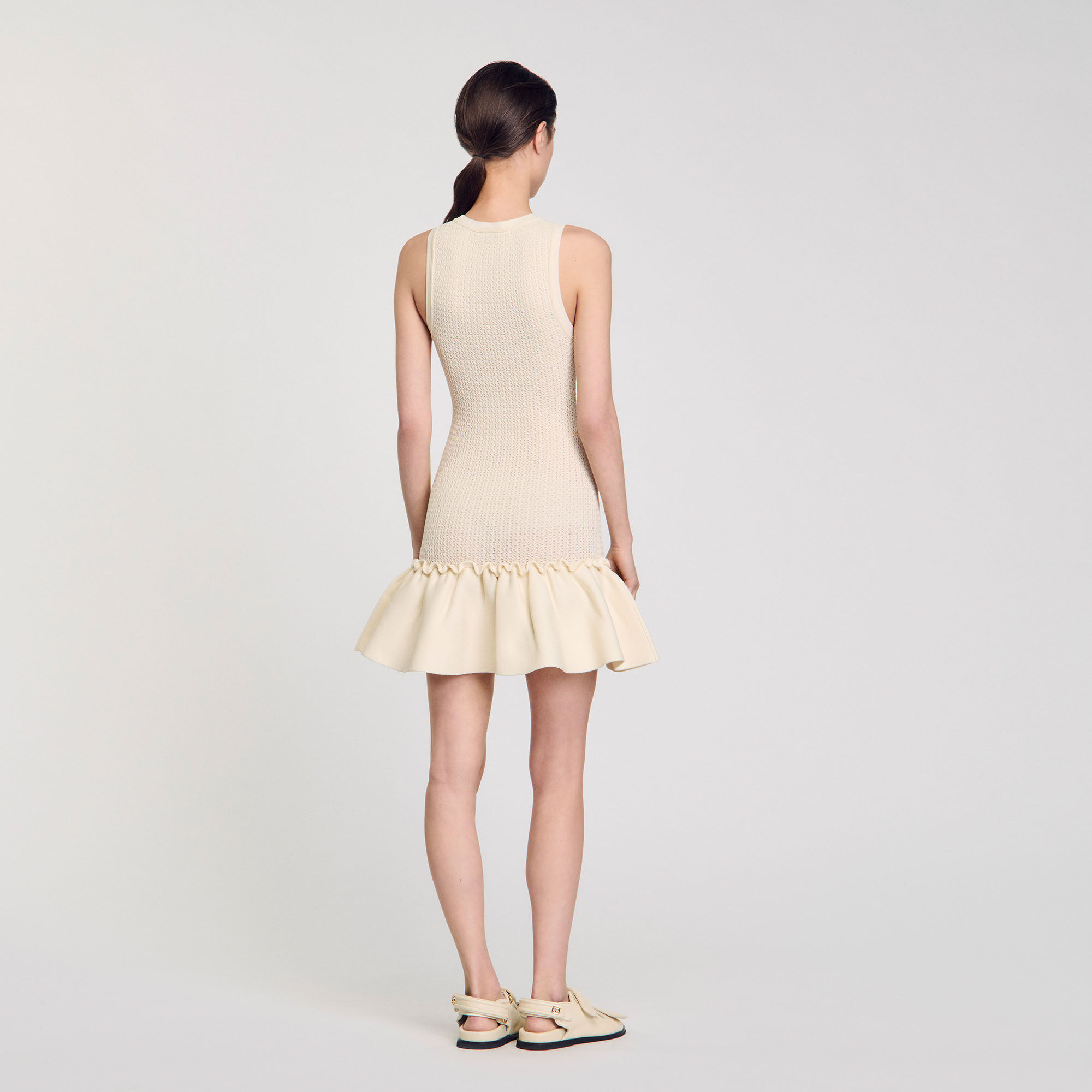 Robe courte en maille à volant