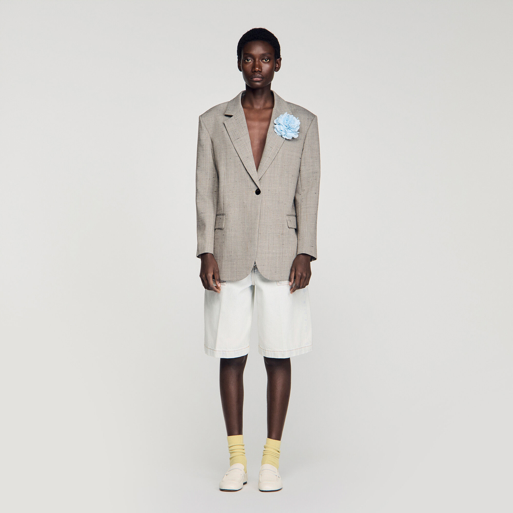 Veste en laine &agrave; carreaux et broche