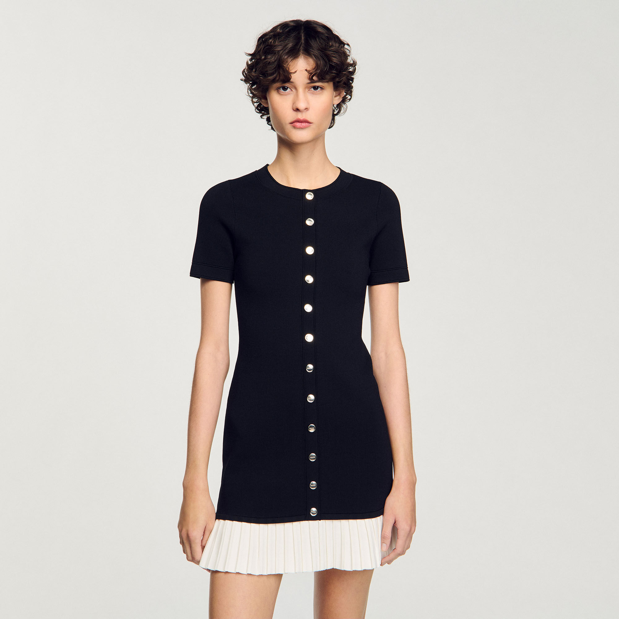 Kurzes Strickkleid mit Volant