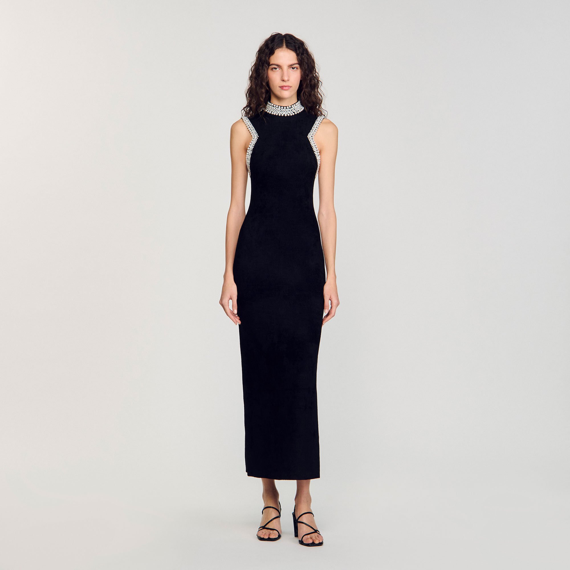 Kleid mit Perlenverzierung