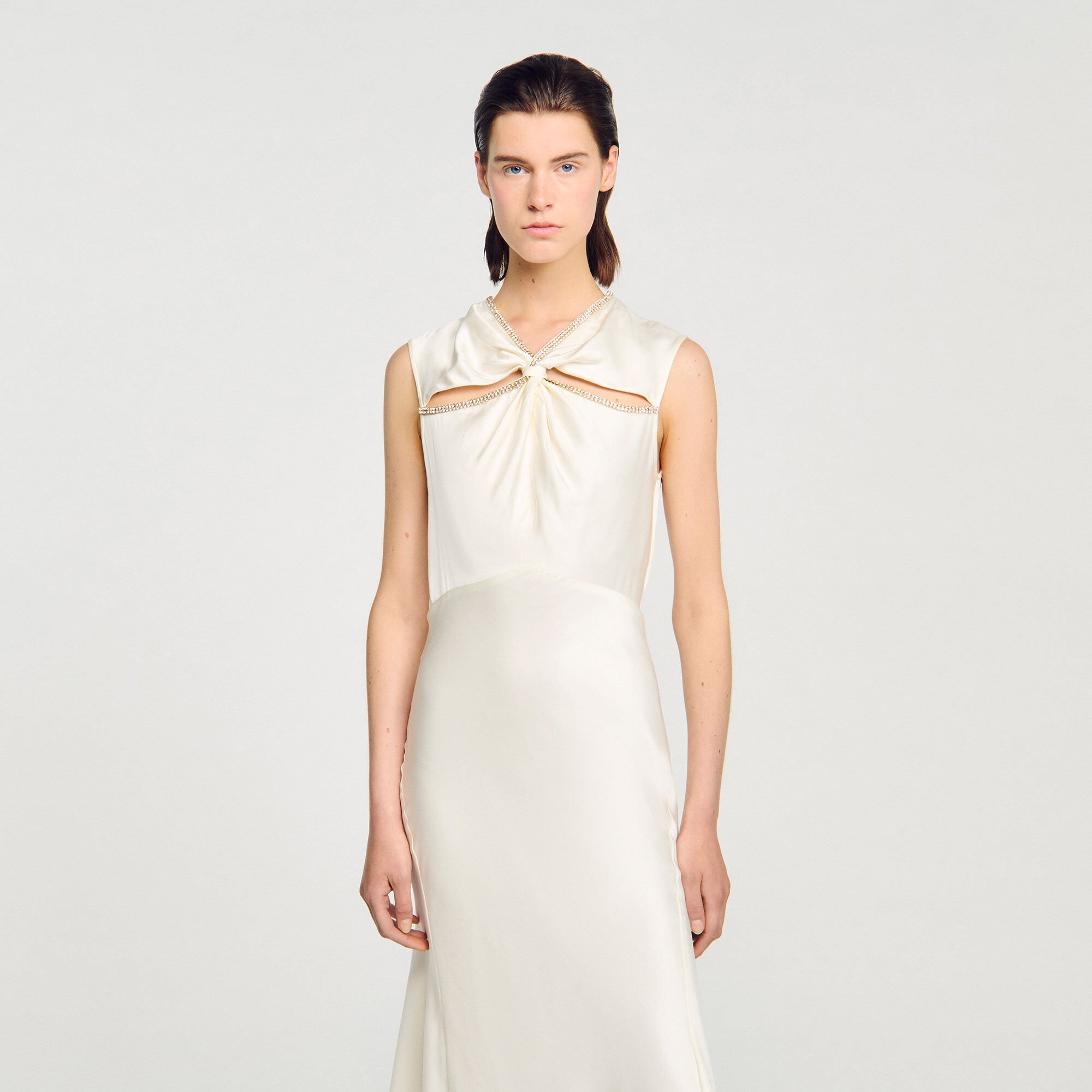 Robe longue satinée strassée