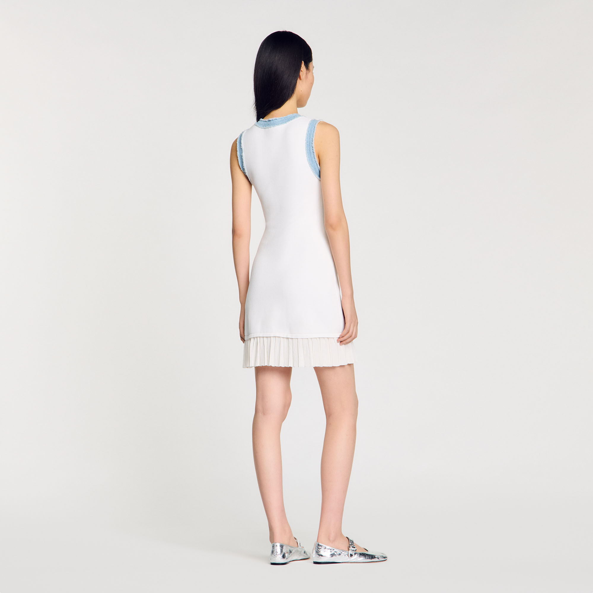 Kurzes Strickkleid mit Volant