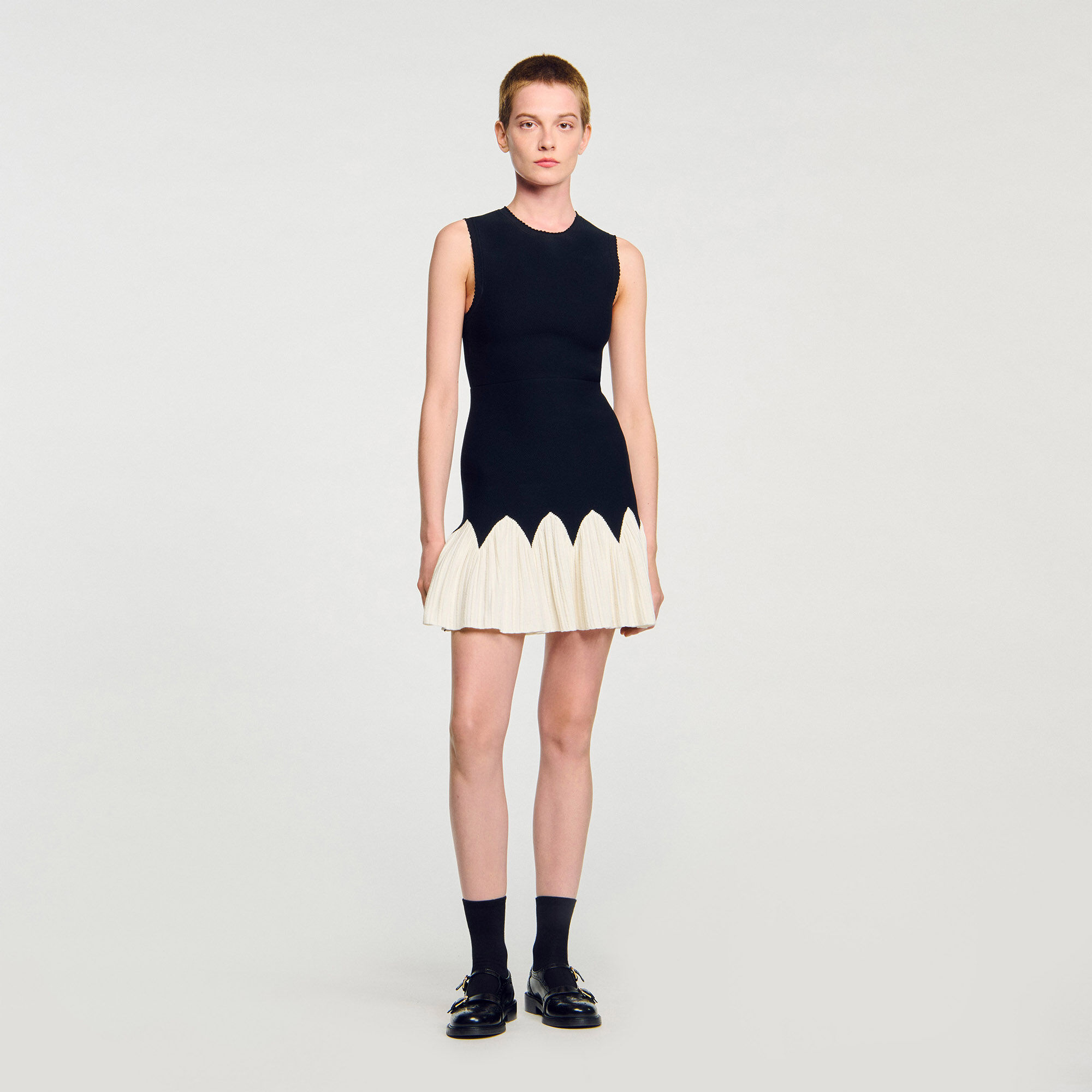 Kurzes zweifarbiges Strickkleid