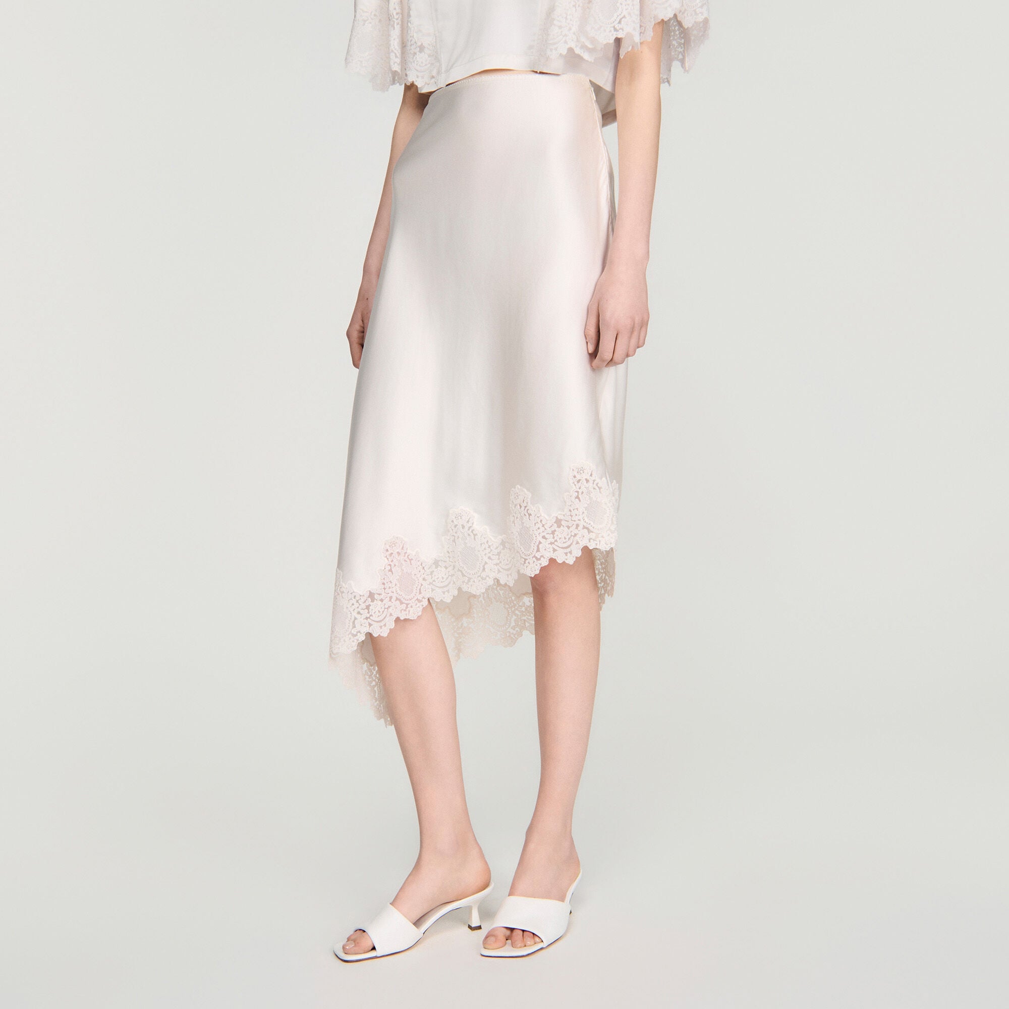 Asymmetrischer Satinrock mit Spitze