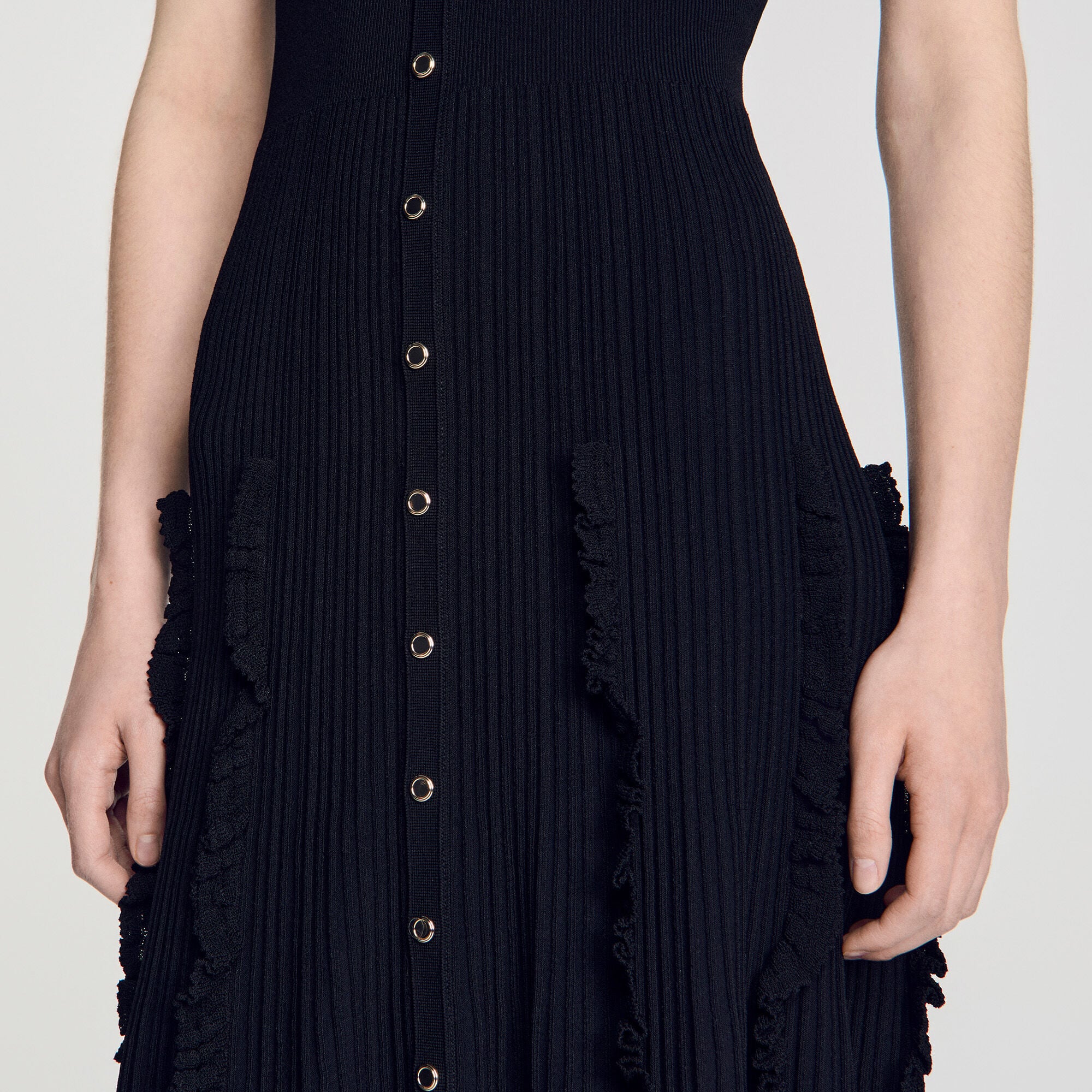 Langes Strickkleid mit Volants