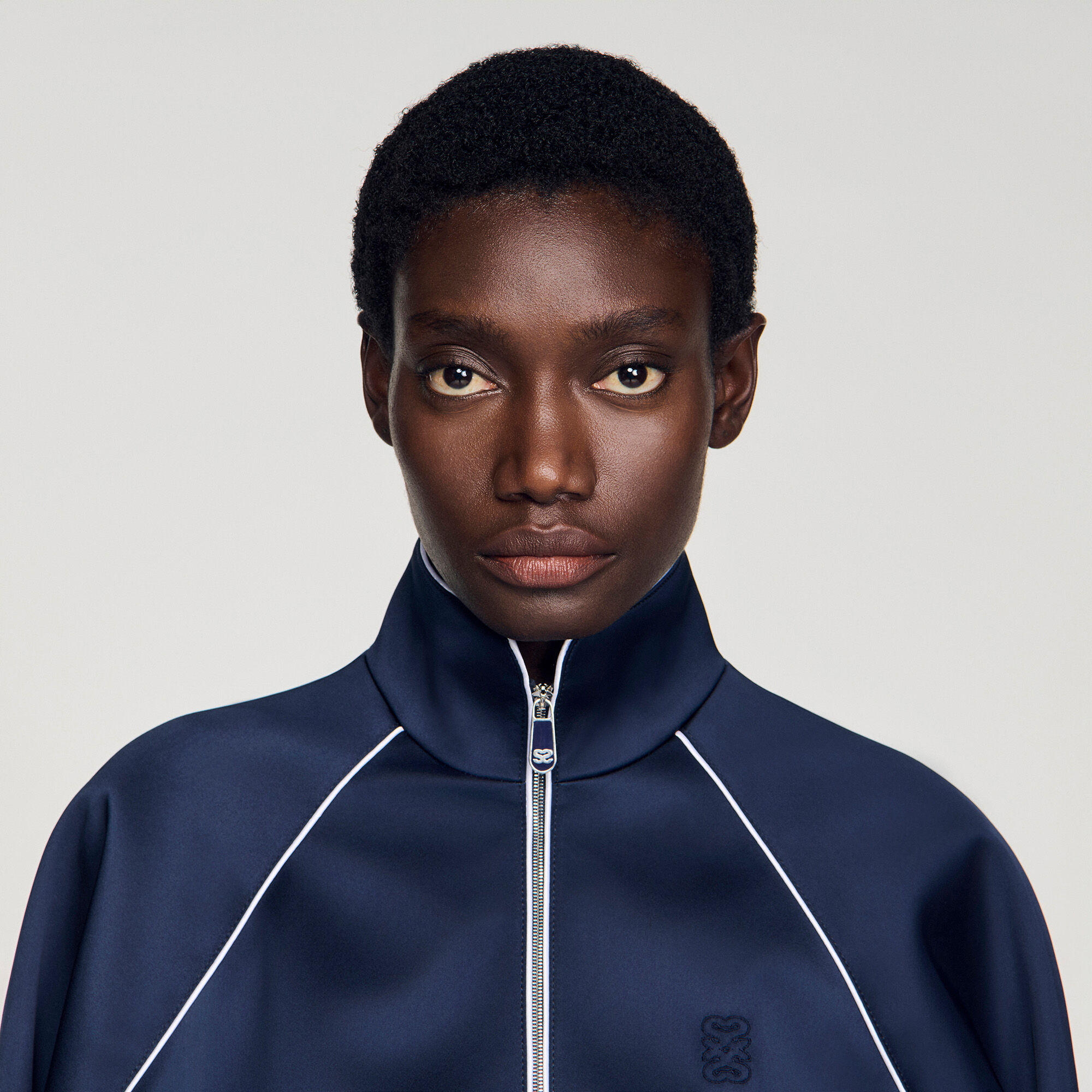 Kurzer Satinblouson mit Logostick