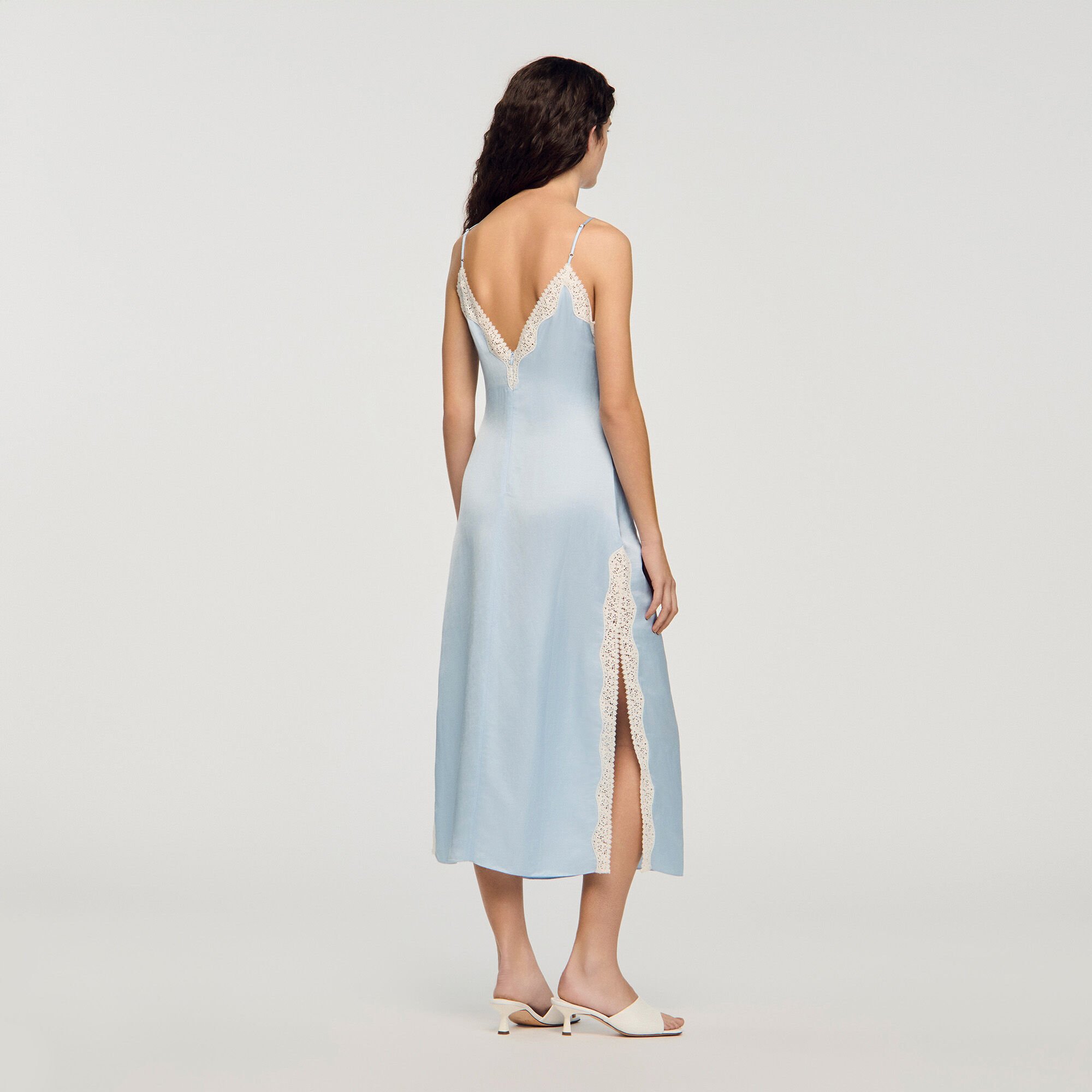 Robe longue satin&eacute;e &agrave; bretelles