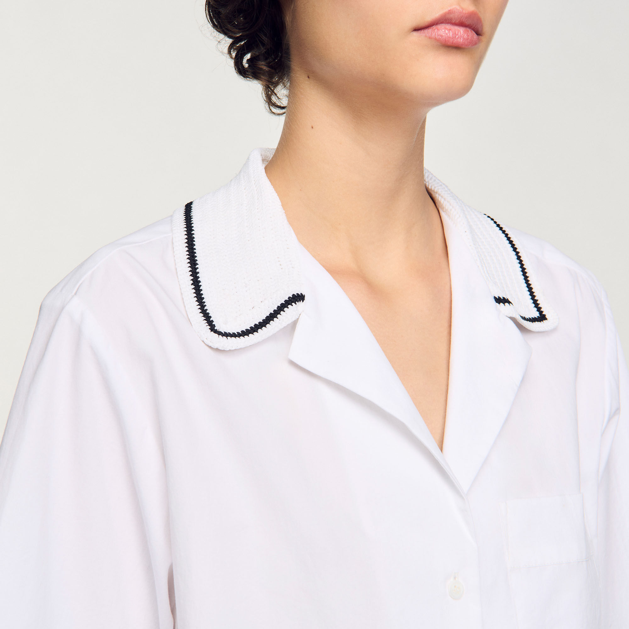 Chemise à col en crochet