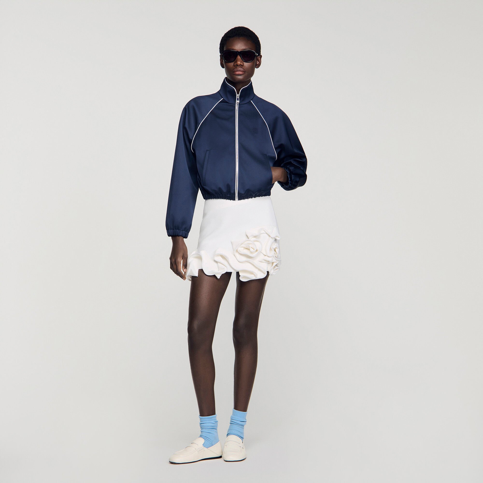 Kurzer Satinblouson mit Logostick