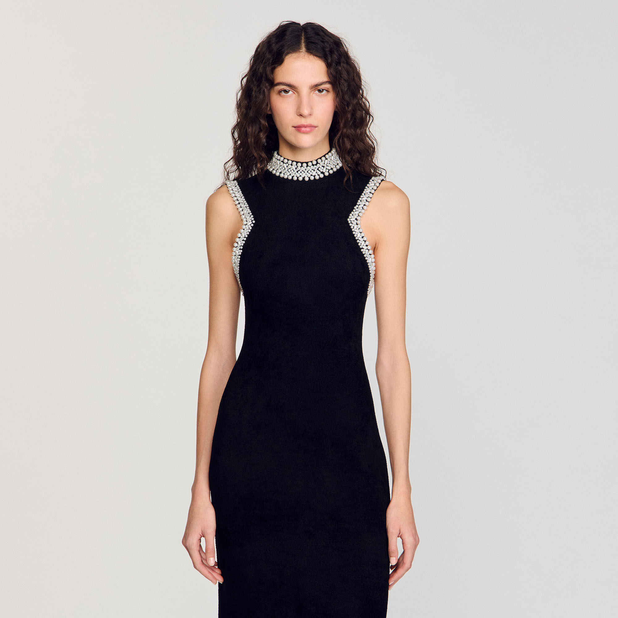 Kleid mit Perlenverzierung