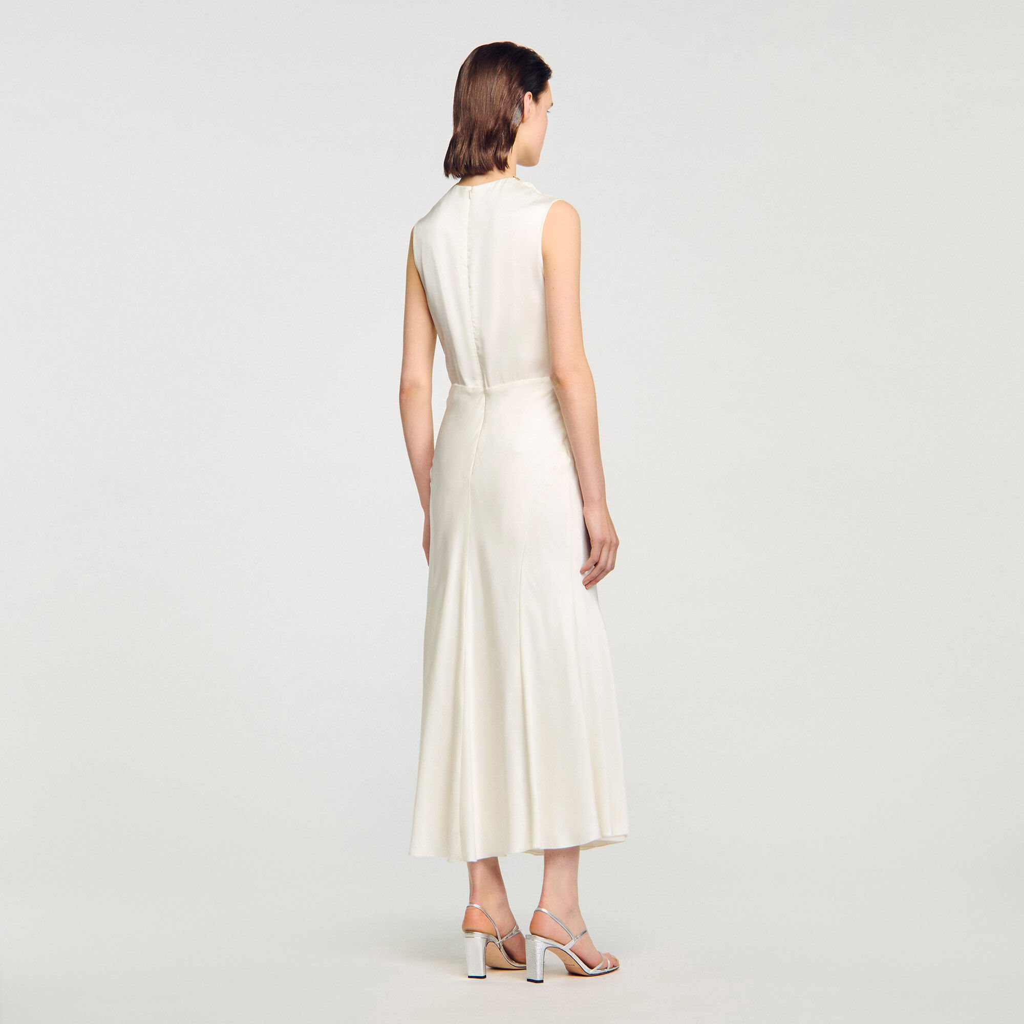 Robe longue satinée strassée