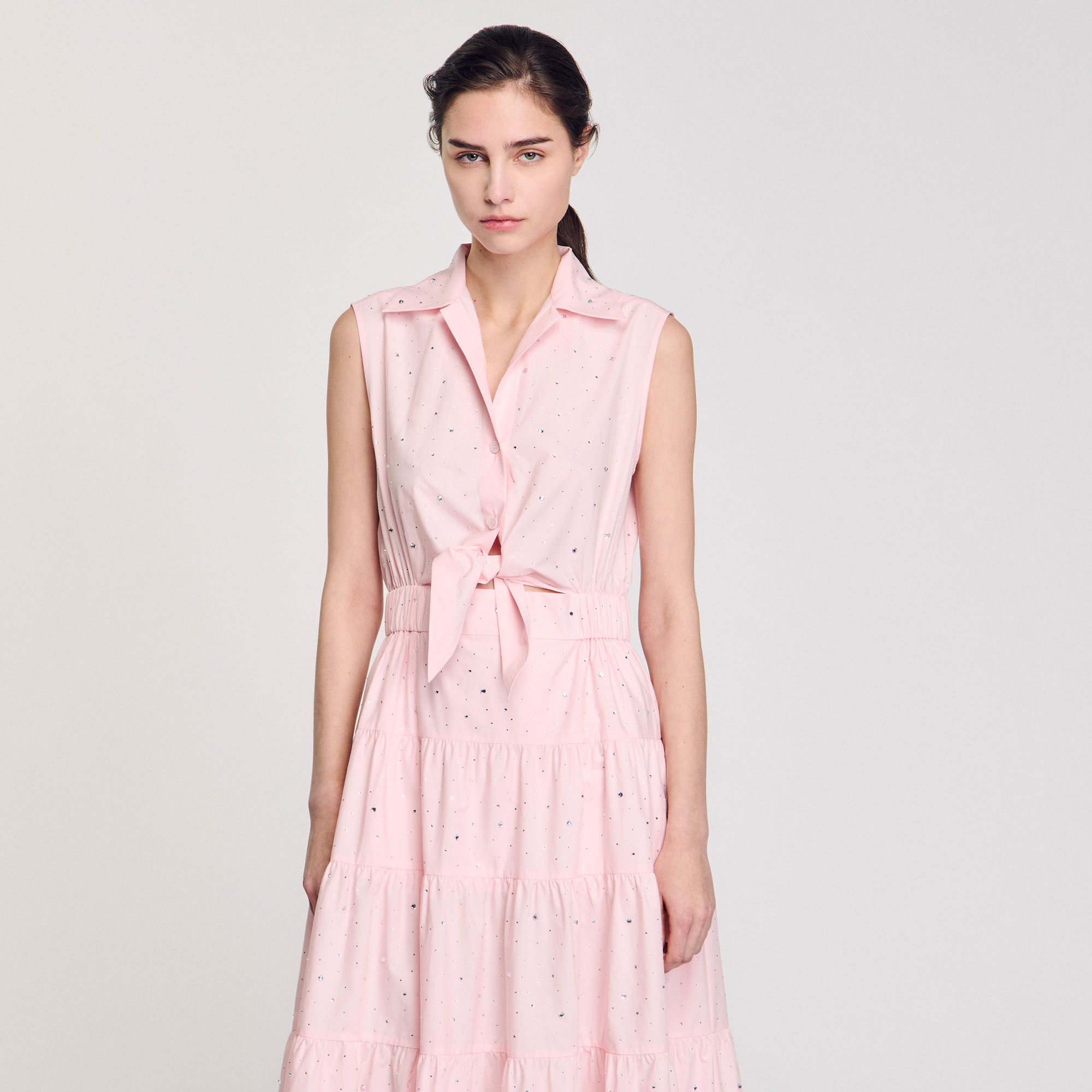 Langes Kleid mit Strass-Verzierung