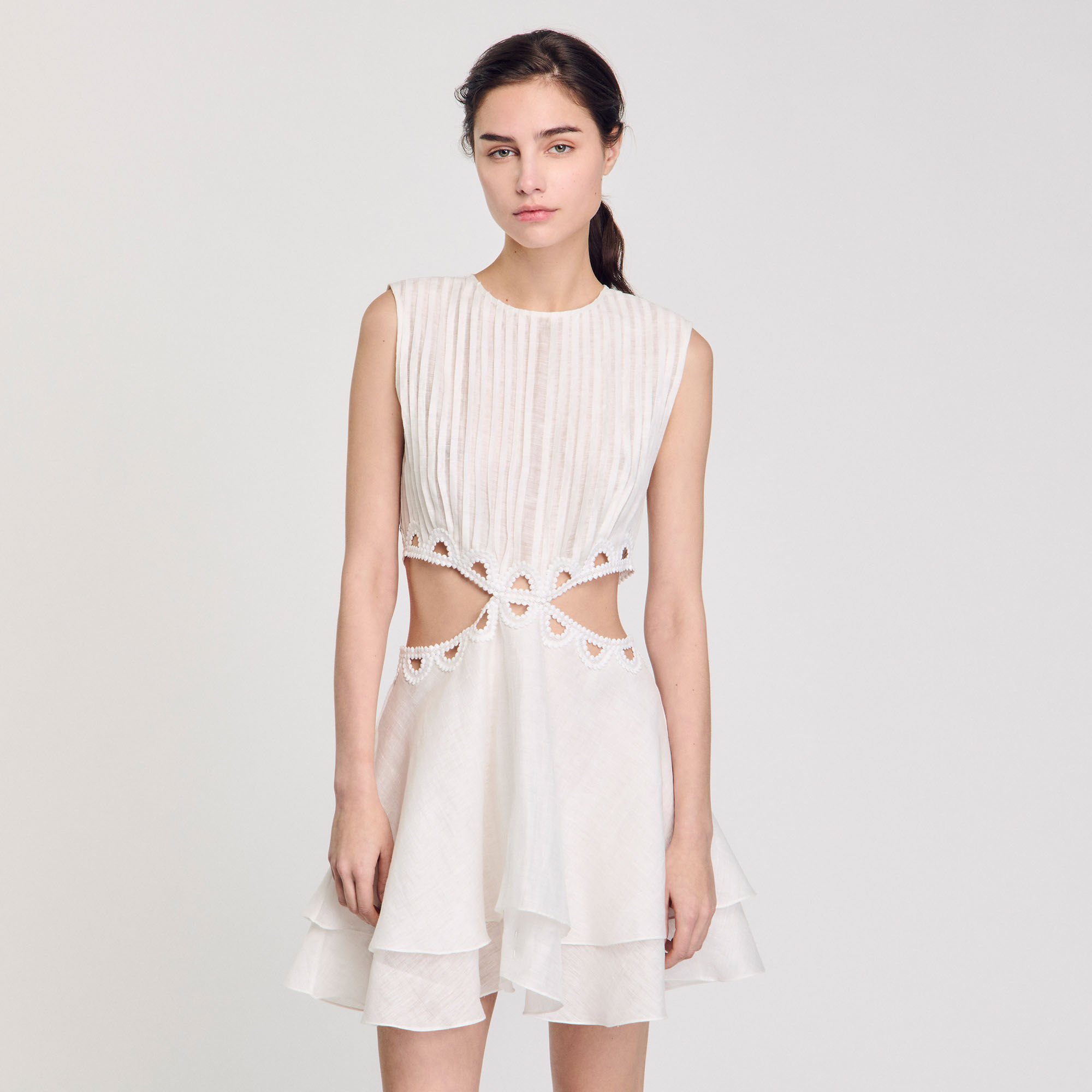 Kurzes Kleid mit Ausschnitten