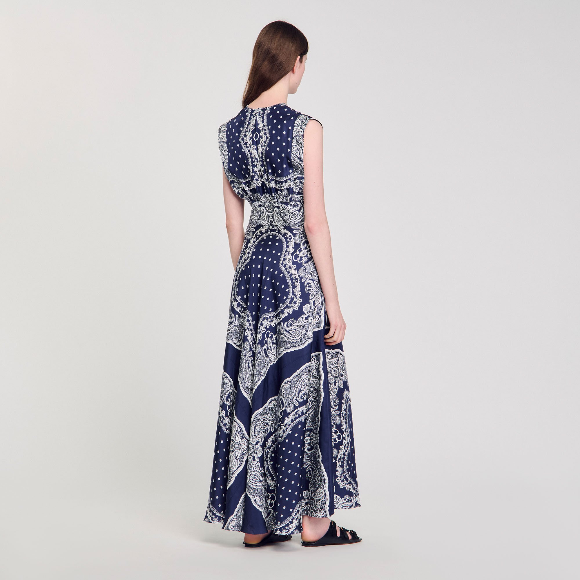 Langes Kleid mit Bandana-Print