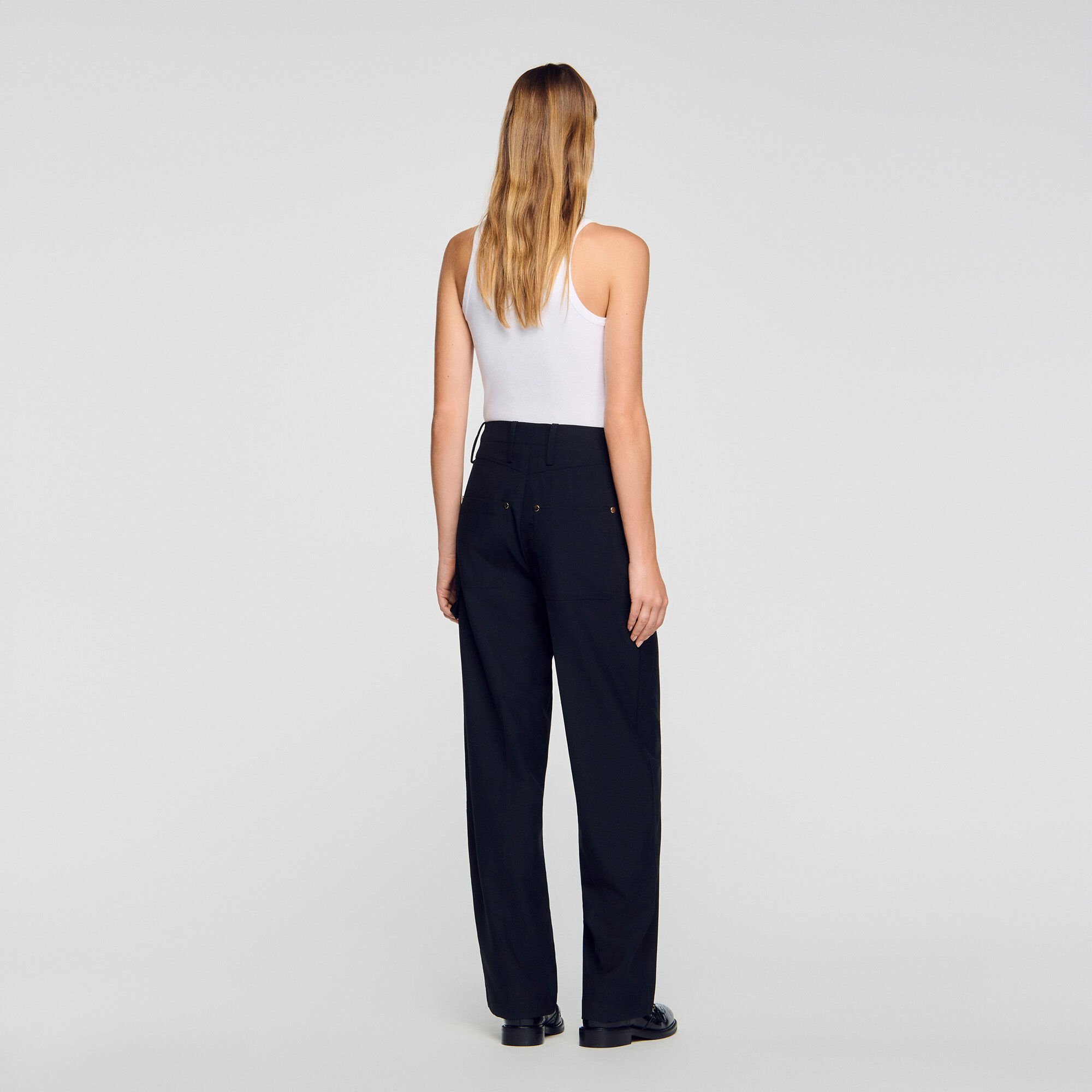 Fließende Hose mit Nieten