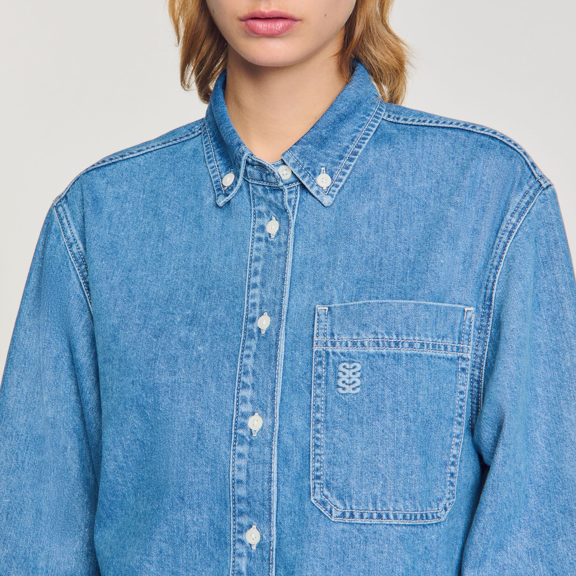 Chemise courte en denim brodée