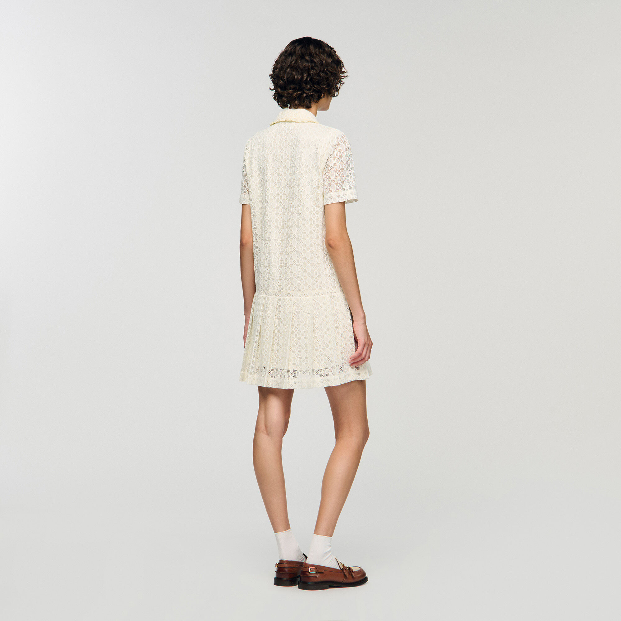 Robe courte en dentelle 