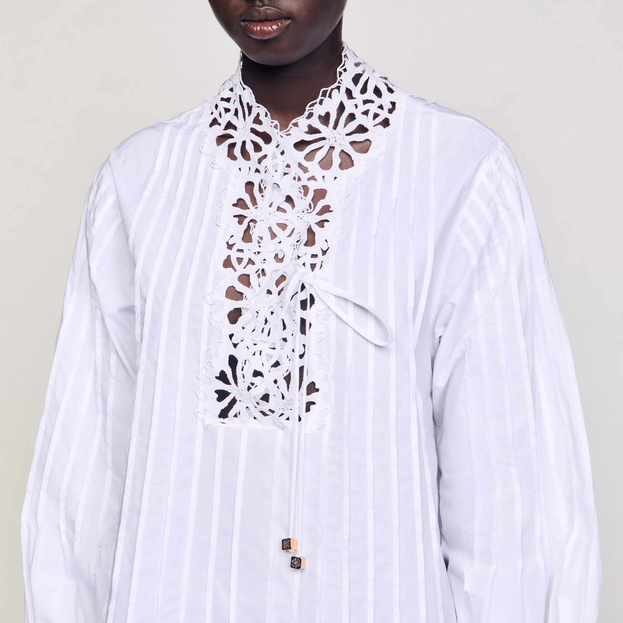 Kurzes Kleid mit Spitzendetail