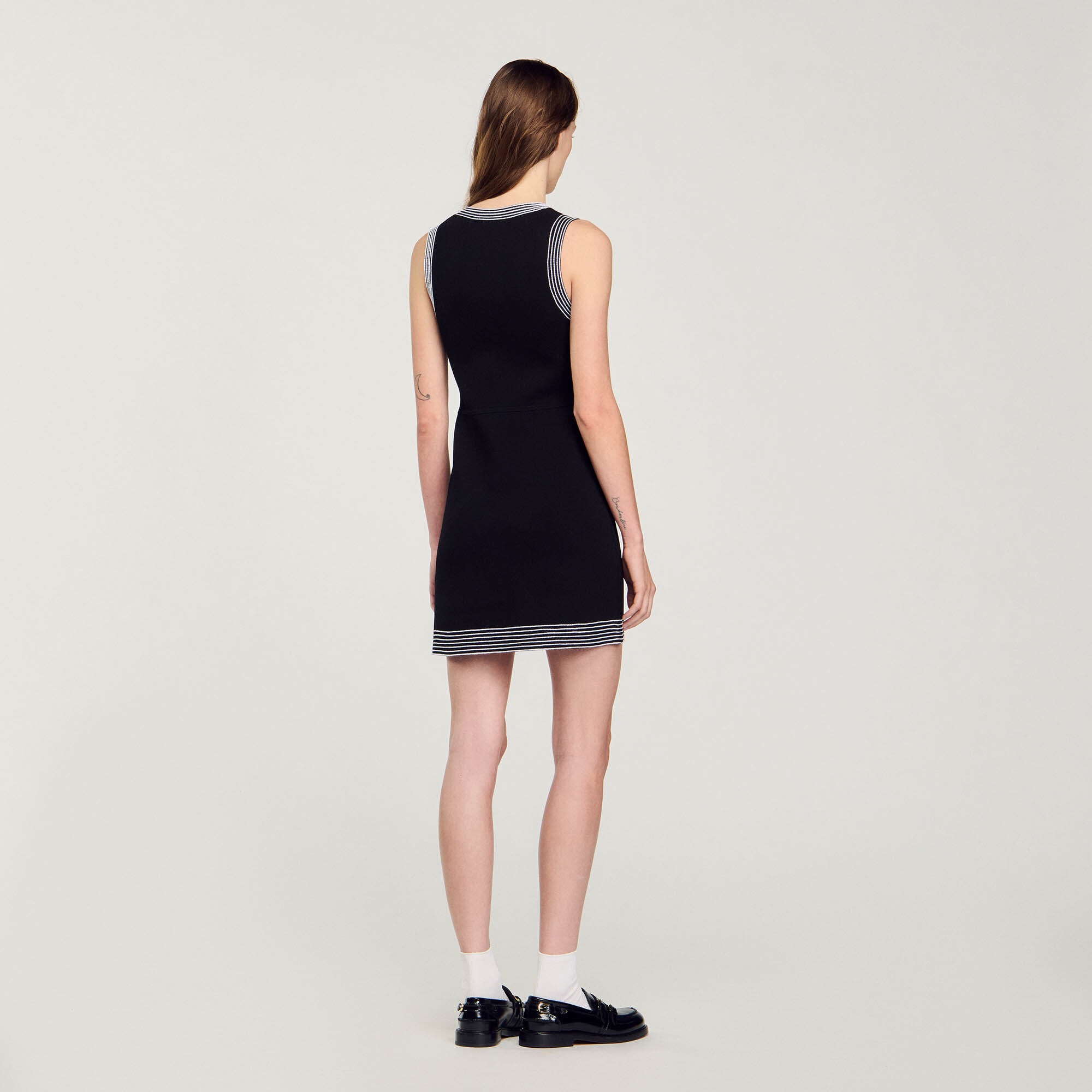 Kurzes geknöpftes Kleid