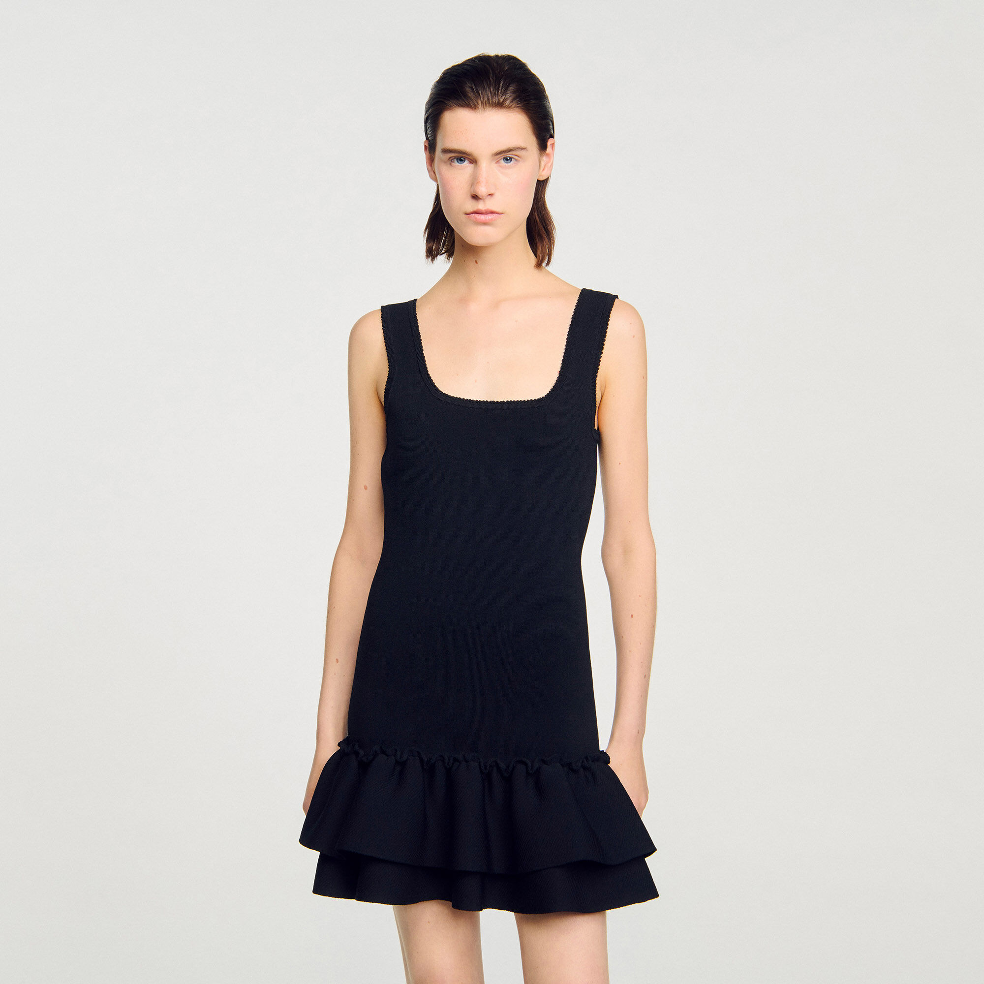 Kurzes Strickkleid mit Volant