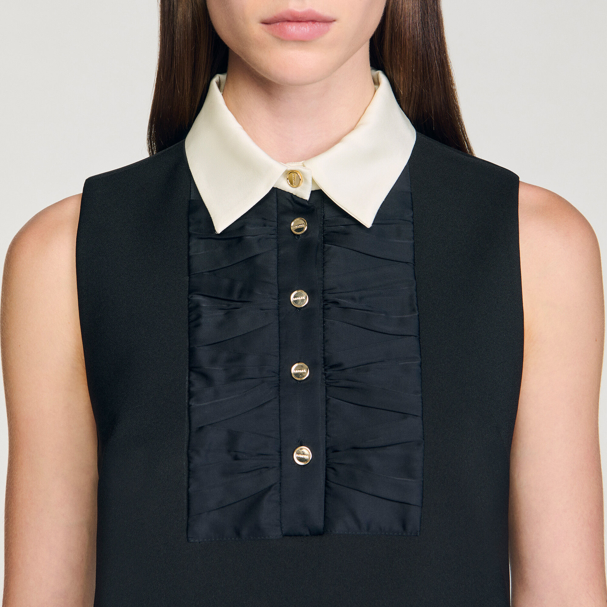 Kurzes Kleid mit Kontrastkragen