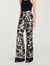 Hose mit Blumendruckmuster