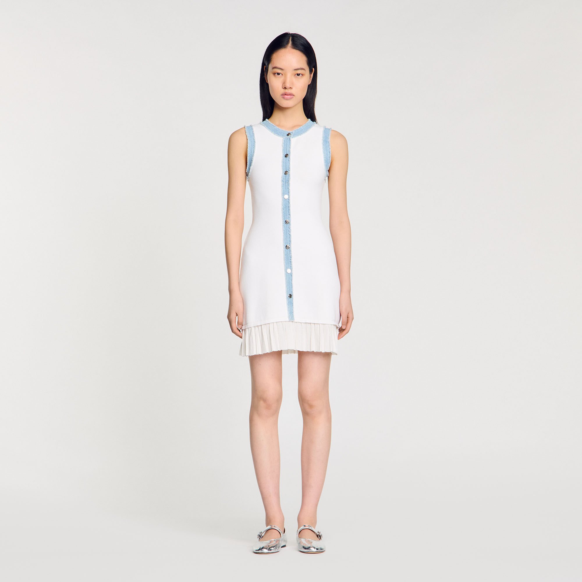 Kurzes Strickkleid mit Volant