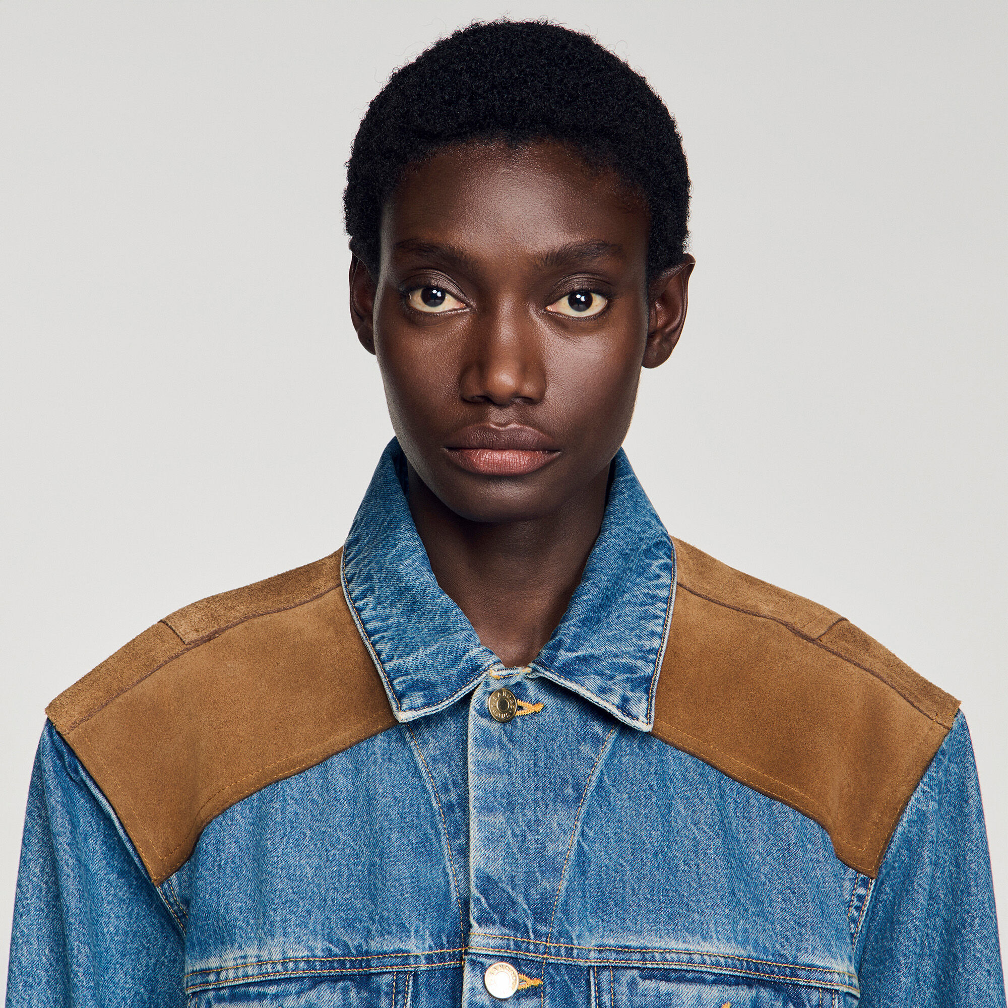 Blouson en denim et cuir su&egrave;de