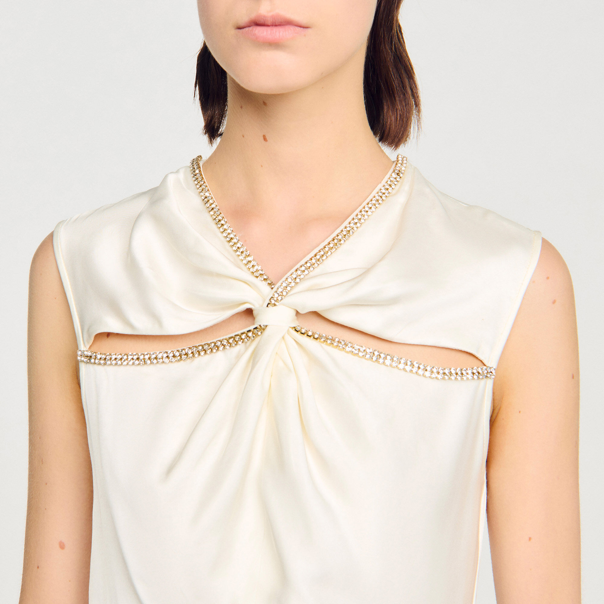 Robe longue satinée strassée