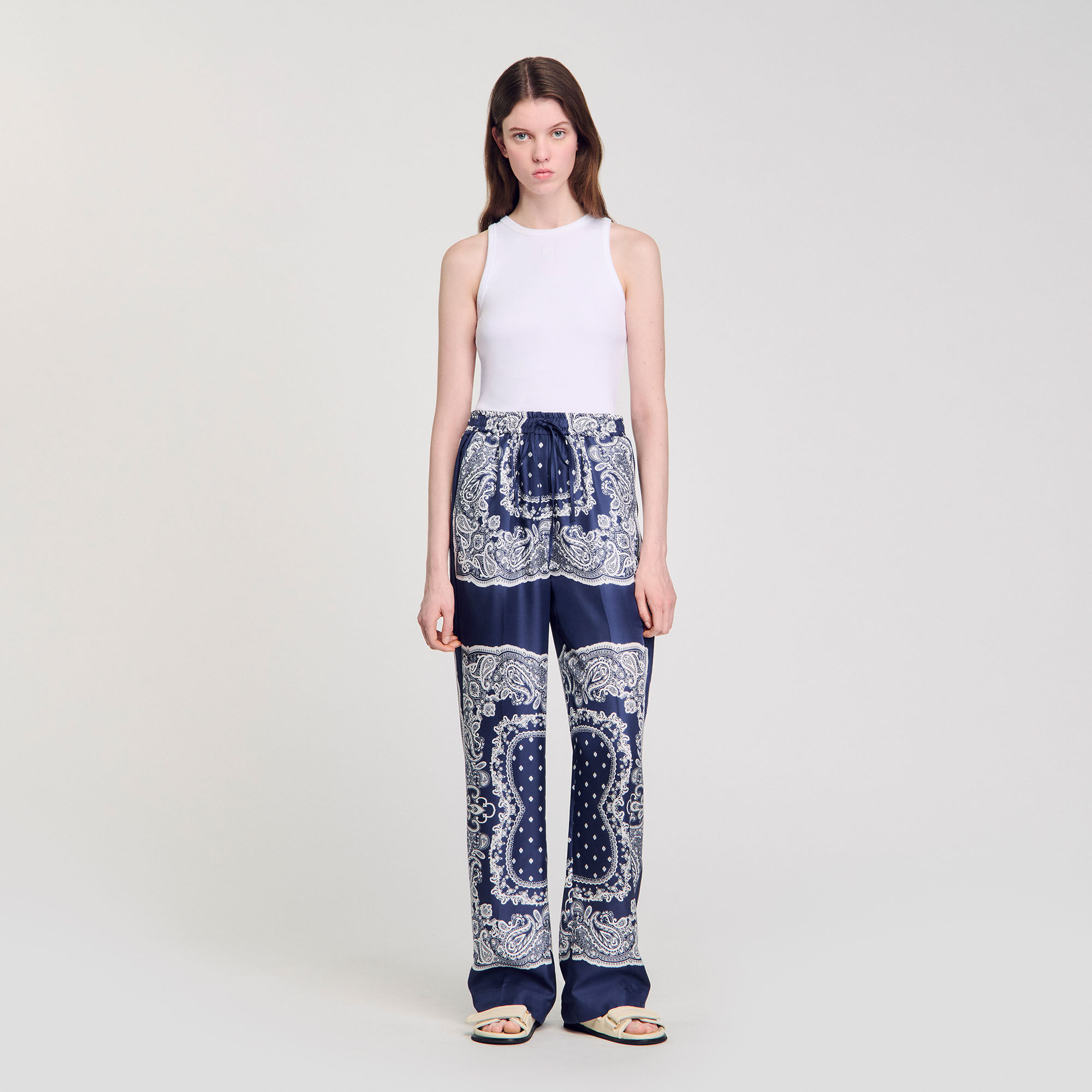 Fließende Hose mit Bandana-Print