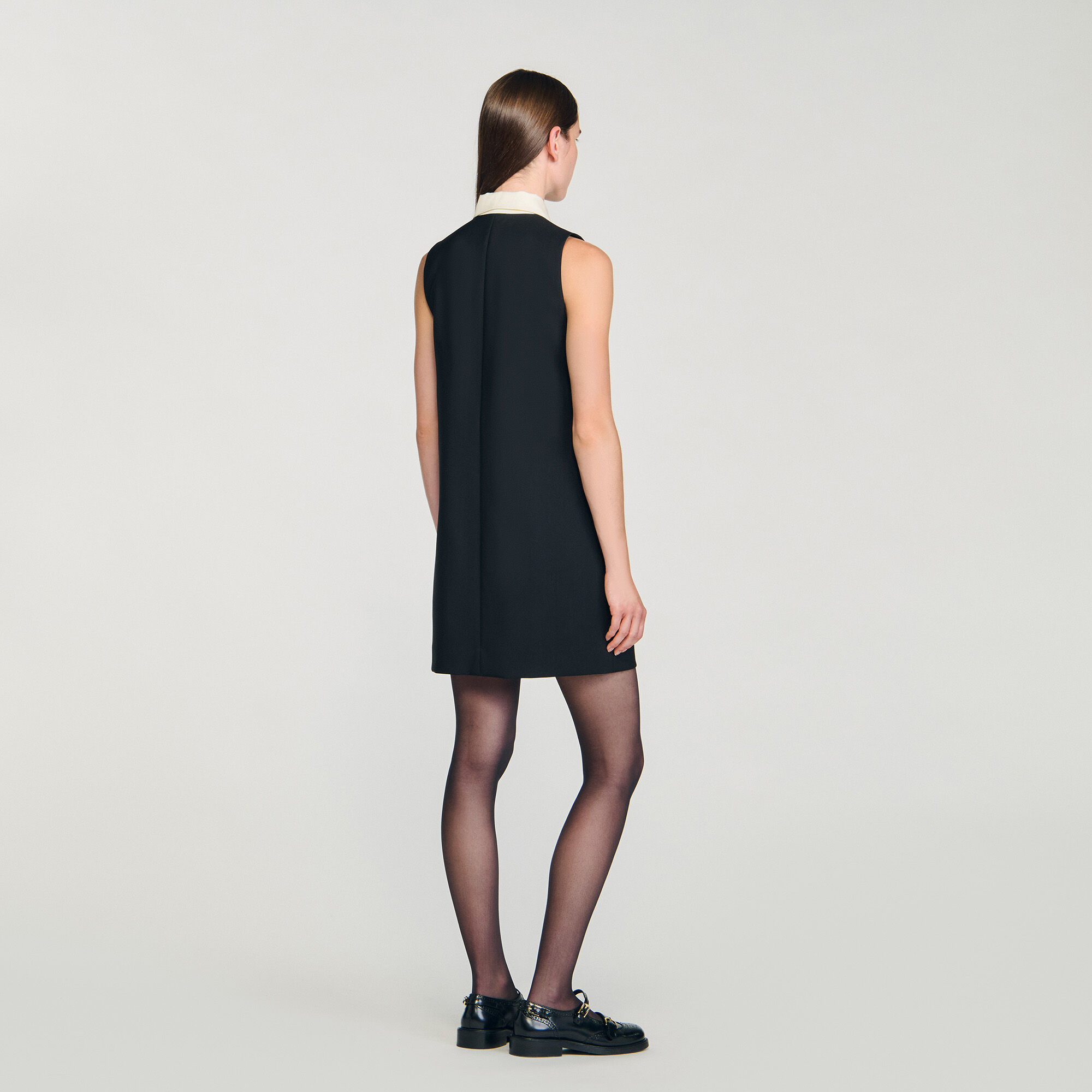 Kurzes Kleid mit Kontrastkragen