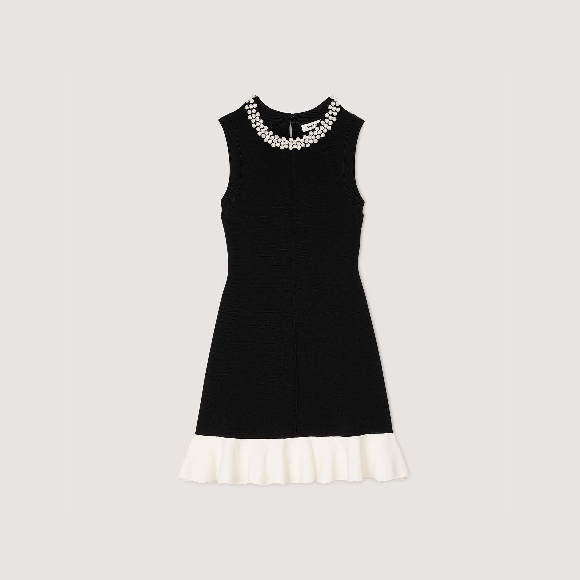 Kurzes Strickkleid mit Perlenkragen