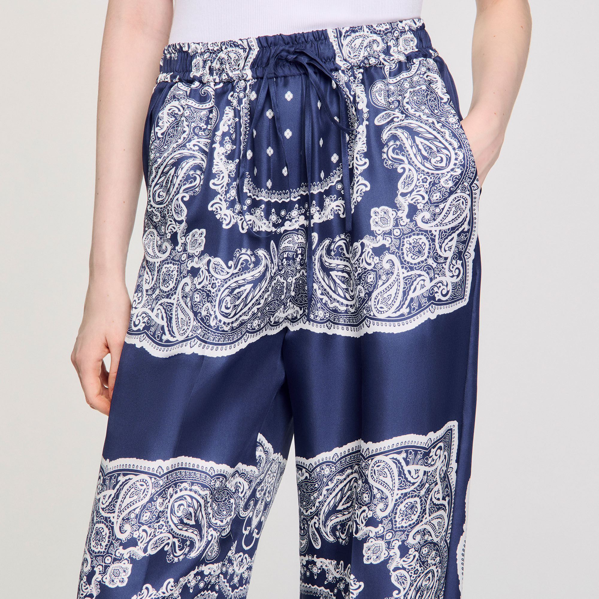 Fließende Hose mit Bandana-Print