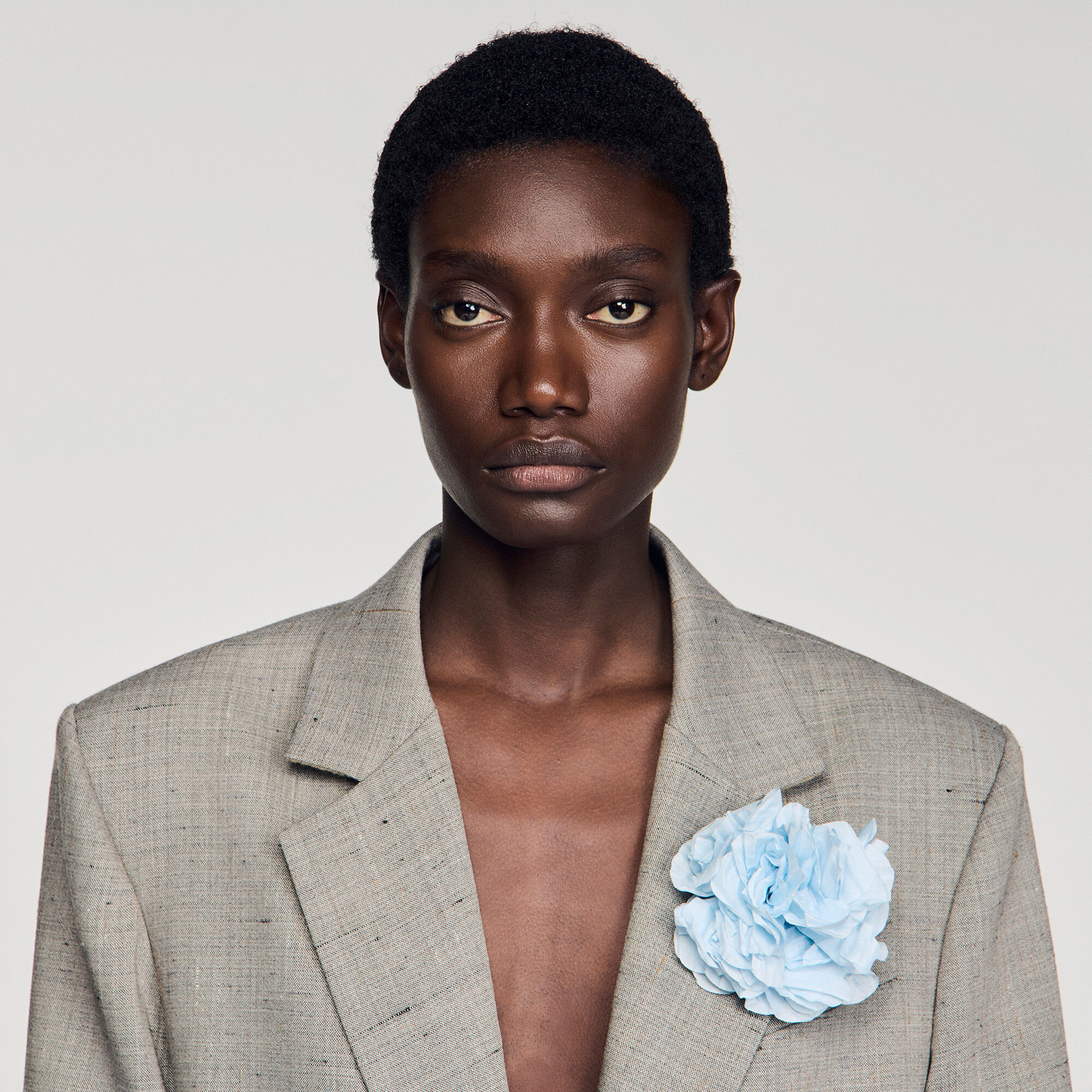 Veste en laine &agrave; carreaux et broche