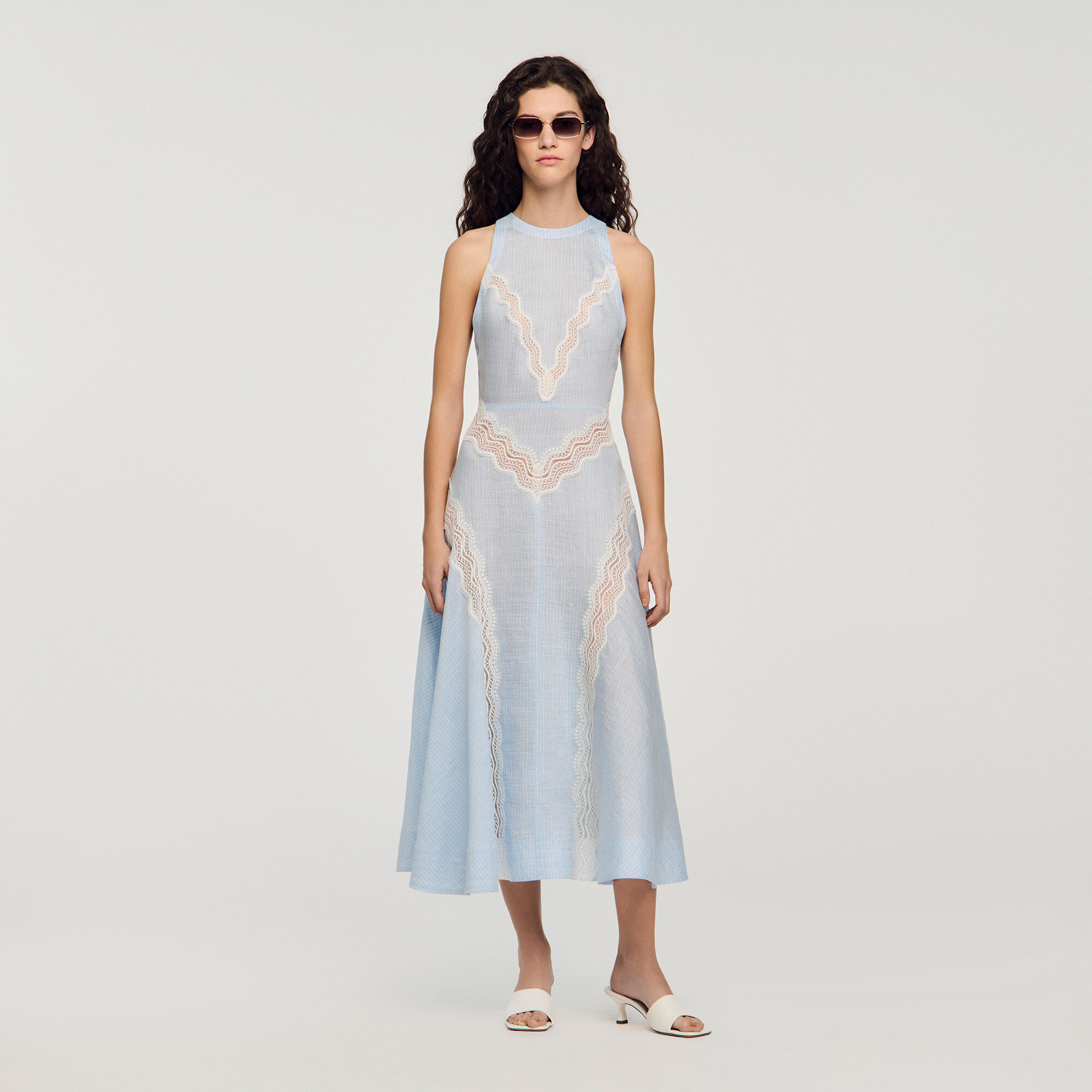 Robe longue &agrave; d&eacute;tails dentelle