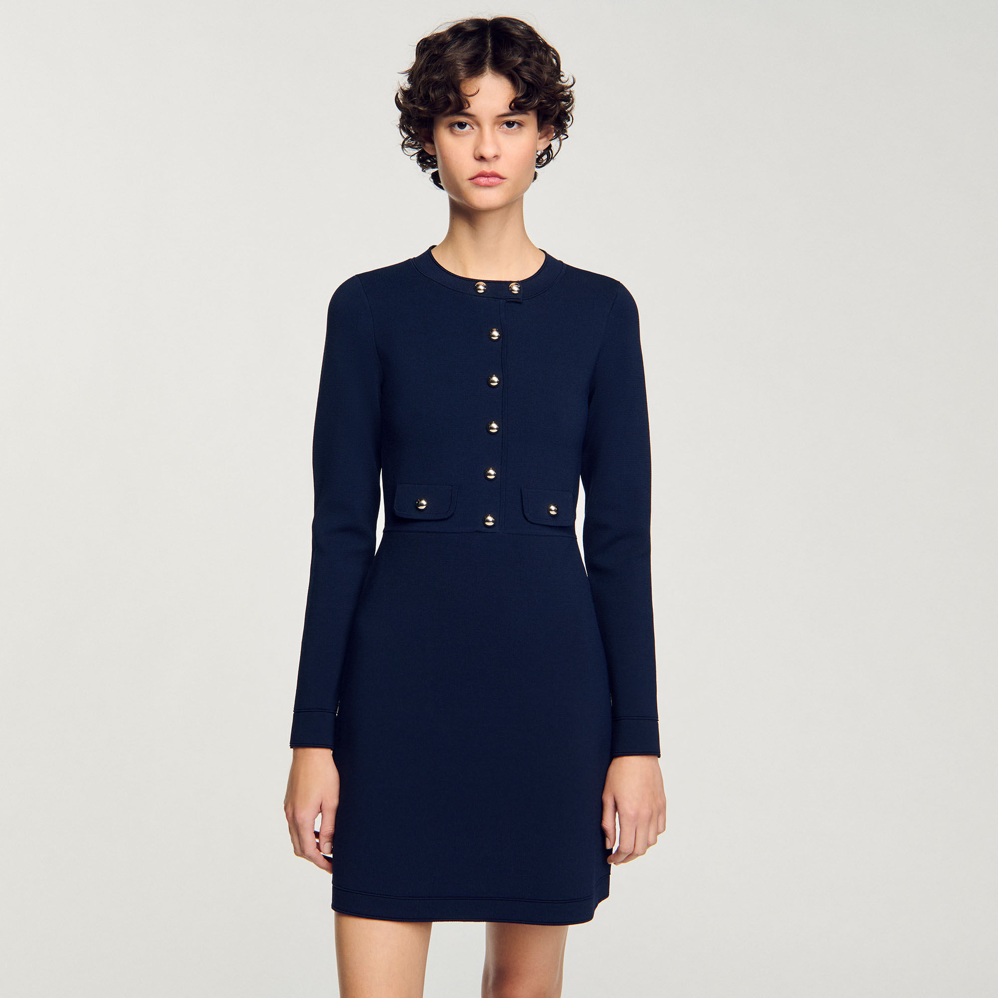 Kurzes geknöpftes Strickkleid