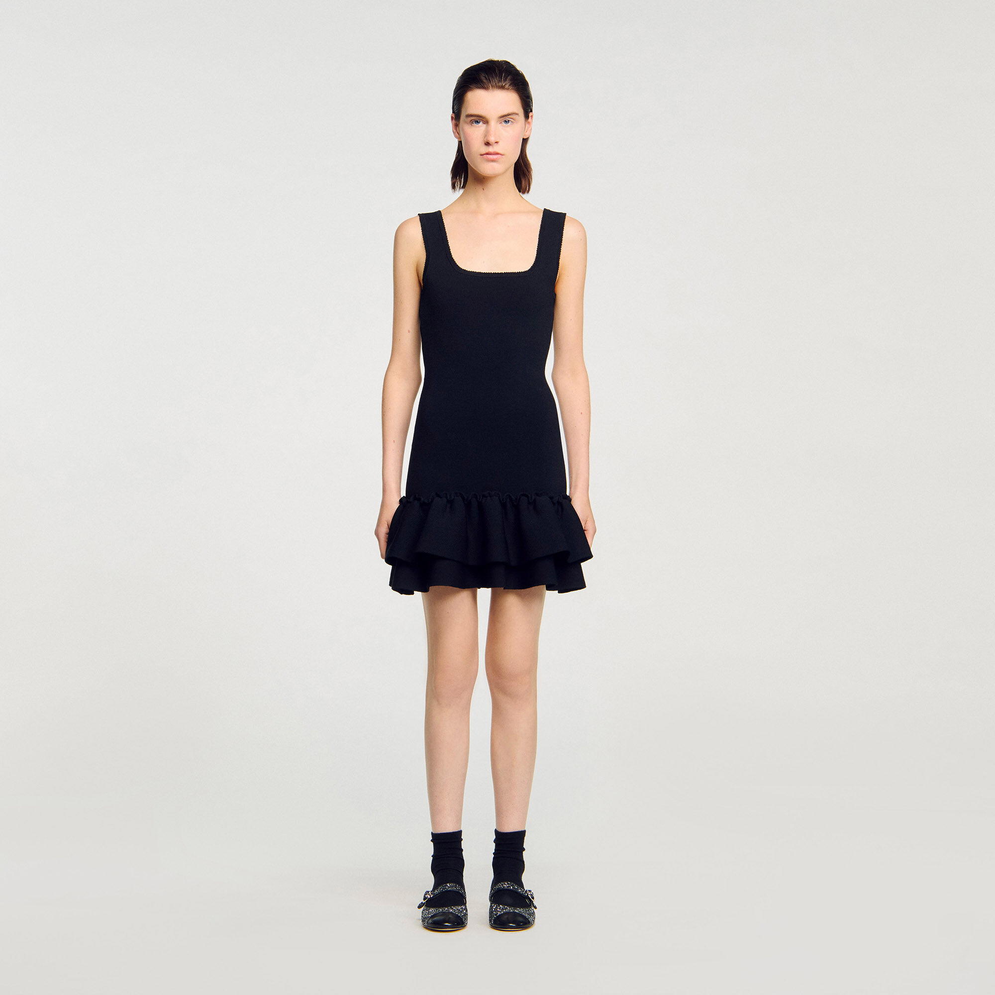Kurzes Strickkleid mit Volant