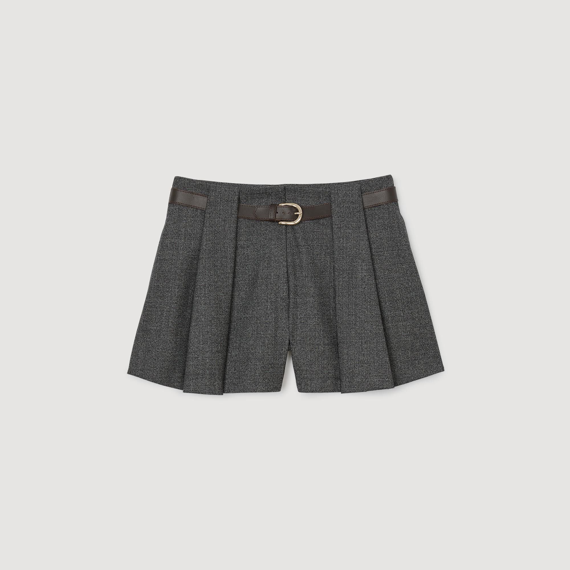 Pleated shorts with belt