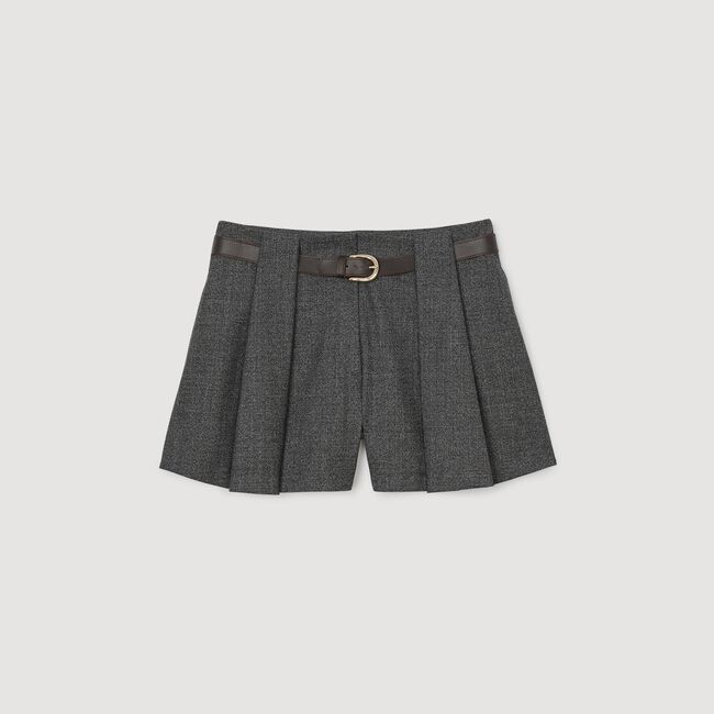 Pleated shorts with belt